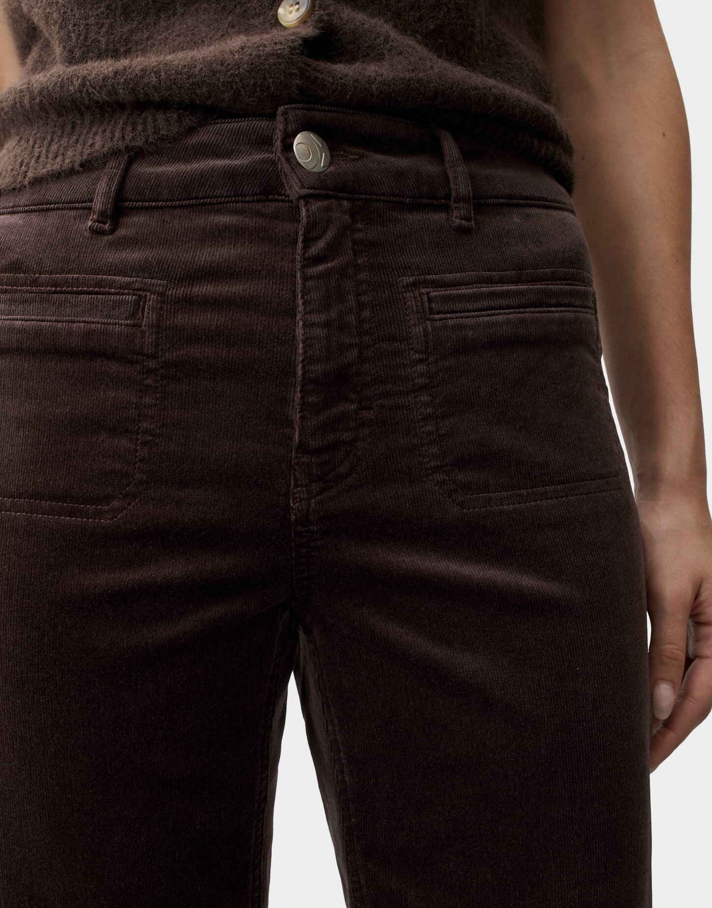 OPUS PANTS Bootcut-Jeans Melly fresh aus weichem Feincord Leicht ausgestelltes Bein mit samtiger Oberfläche und Ziertaschen – Bild 4 von 5