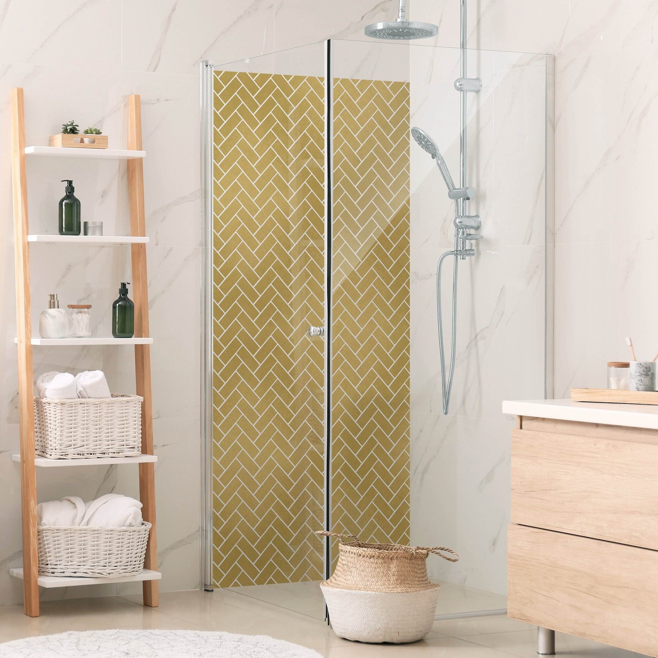 Bilderdepot24 Duschrückwand Fischgräten gold Badrückwand ohne Bohren Fliesenoptik, (1-tlg., 0,61 mm starke Folie selbstklebend Wandpaneele Dusche versch. Größen), fugenlose & wasserfeste Motiv Rückwand Wandverkleidung für Duschkabine