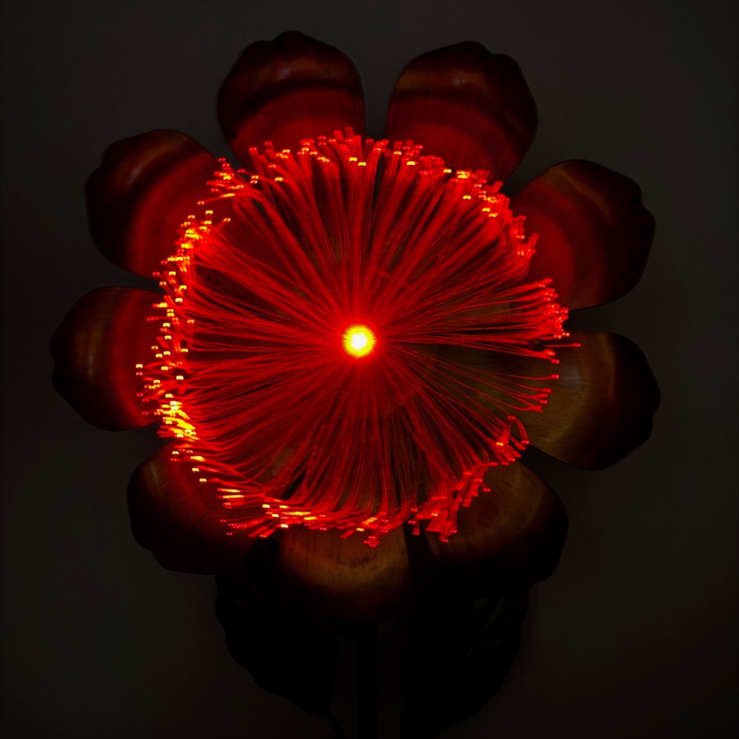Online-Fuchs Gartenstecker magische Blume aus Metall, LED Solarleuchten für außen (warmweiß oder im seichten Farbwechsel, 100 cm groß) Dekoration für Garten, Ba – Bild 4 von 5