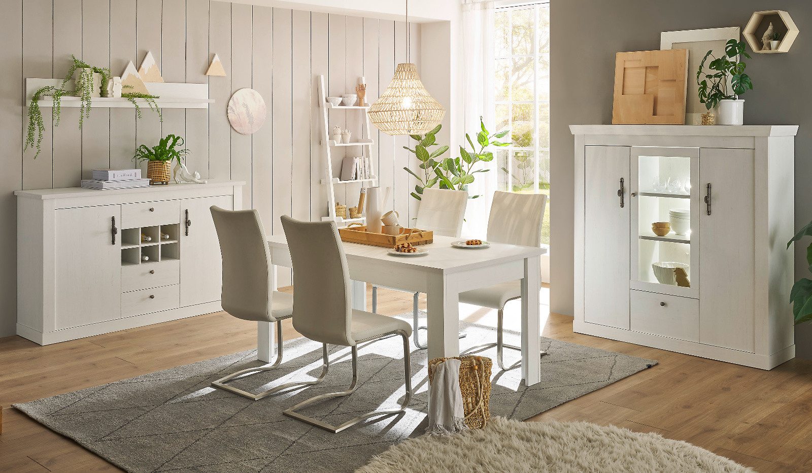 Furn.Design Highboard Fiastra (Hochkommode in Pinie weiß Landhaus, 140 x 146 cm), mit Metallgriffen und Soft-Close-Funktion