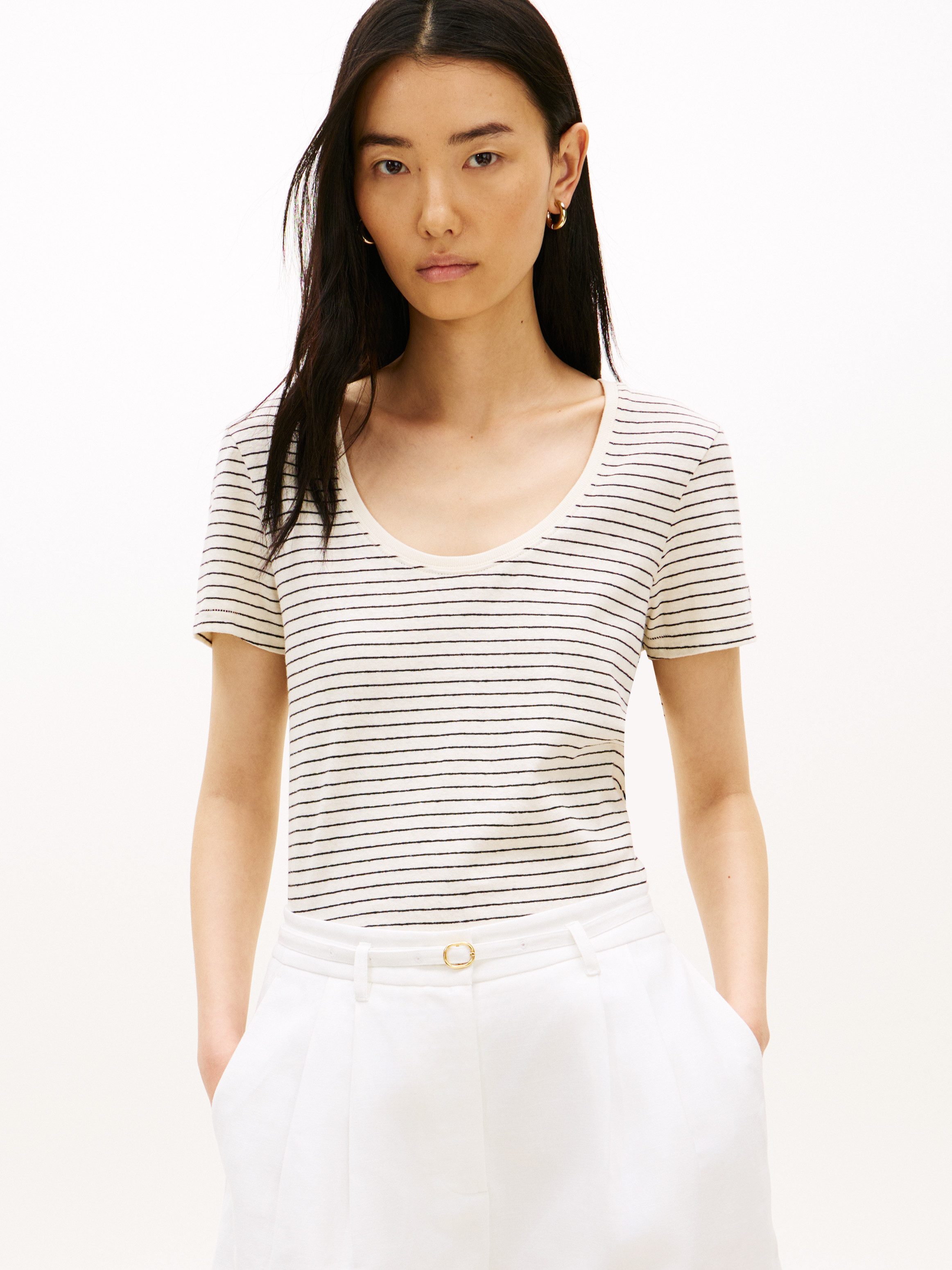 Tommy Hilfiger Kurzarmshirt CO LINEN SCOOP NK SS TEE mit kleinem Logo-Stick