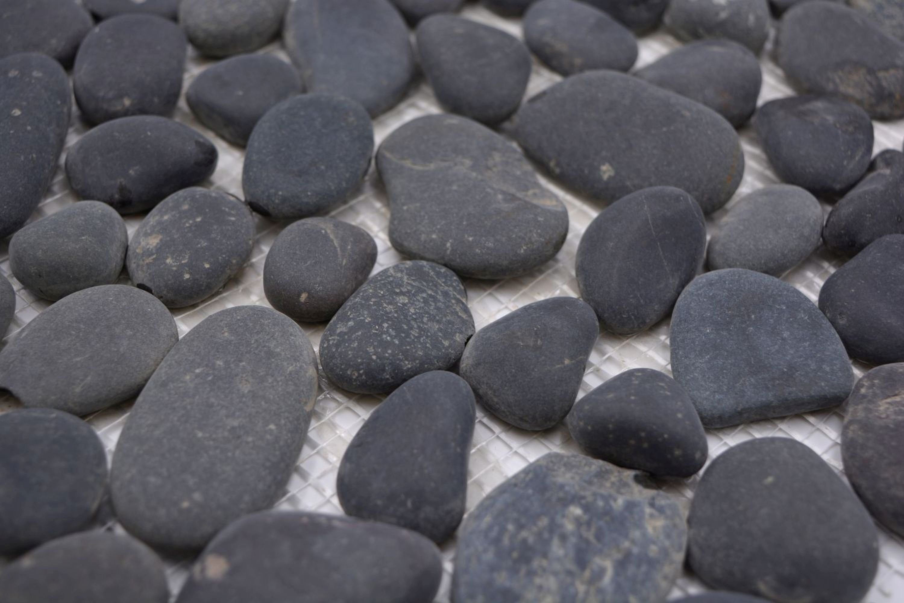 Mosani Mosaikfliesen Steinkiesel Kiesel gewölbt dunkelgrau anthrazit schwarz Küche