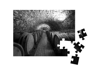 puzzleYOU Puzzle Weinfässer in einem Weinkeller, 48 Puzzleteile, puzzleYOU-Kollektionen Wein, Schwarz-Weiß, Spezielle Puzzle-Themen