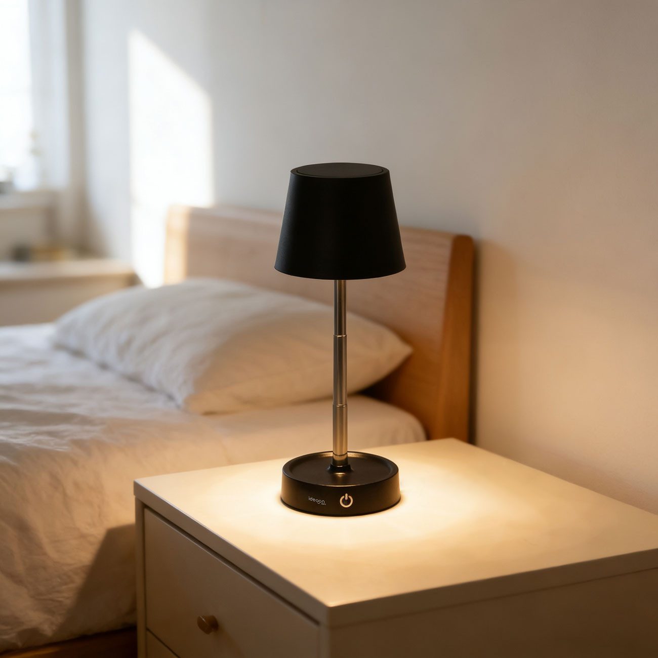 shop'n smile ideoon LED Tischleuchte Dimmbare LED-Tischleuchte mit Akku Nachttischlampe höhenverstellbar, LED fest integriert, Stufenlos dimmbar, höhenverstellbar 11,5 bis 28,5cm & IP44