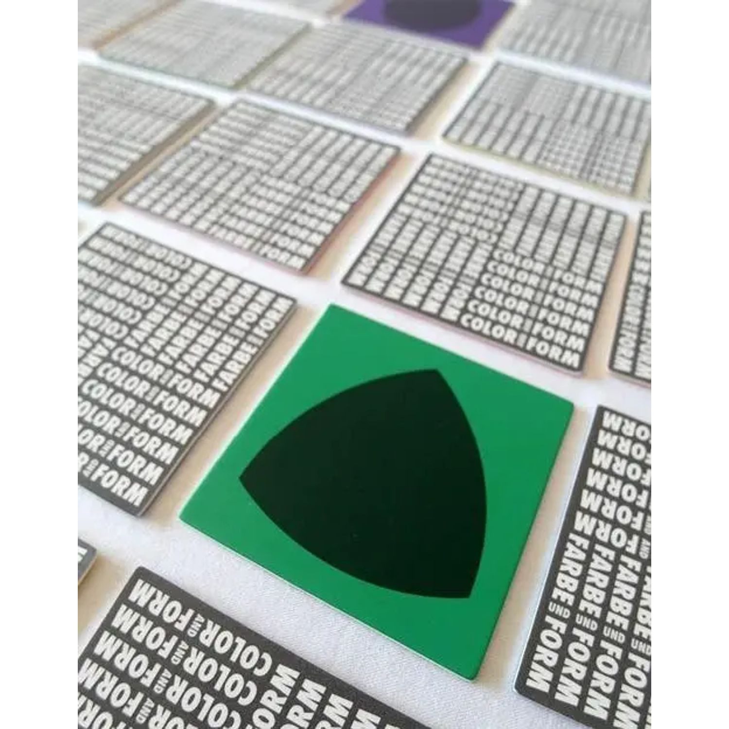 Spiel Farbe und Form. Spielen mit der Farben- und Formenlehre Johannes...
