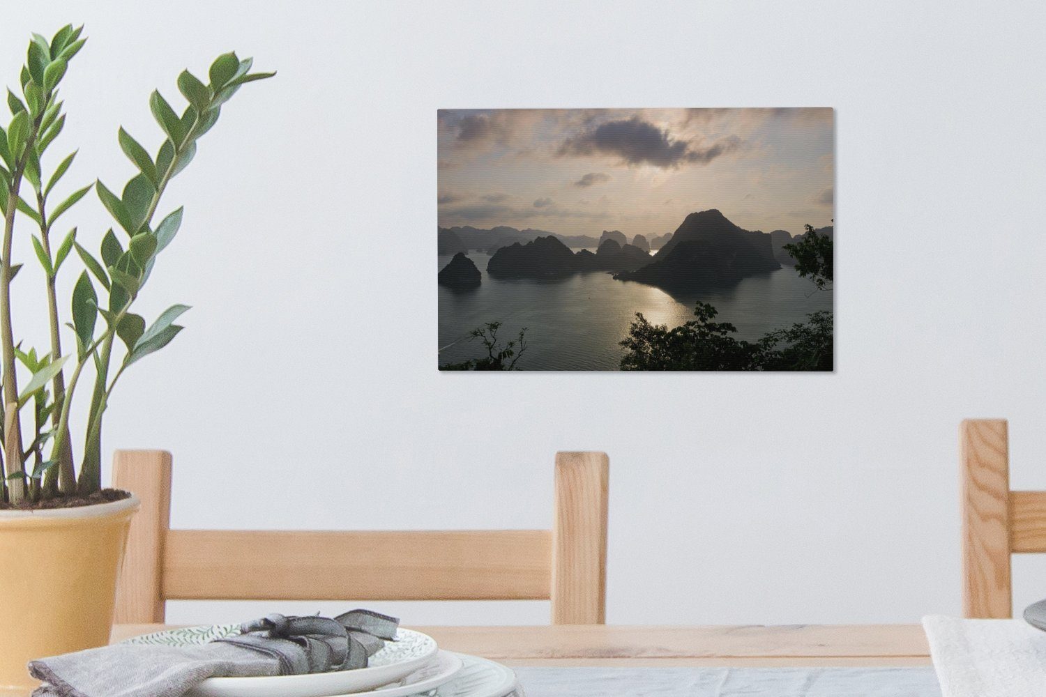 den Aufhängefertig, Vietnam, in Sonnenuntergang in Leinwandbilder, der cm Ha OneMillionCanvasses® 30x20 St), Long Leinwandbild Bay Felsen hinter Wanddeko, (1 Wandbild