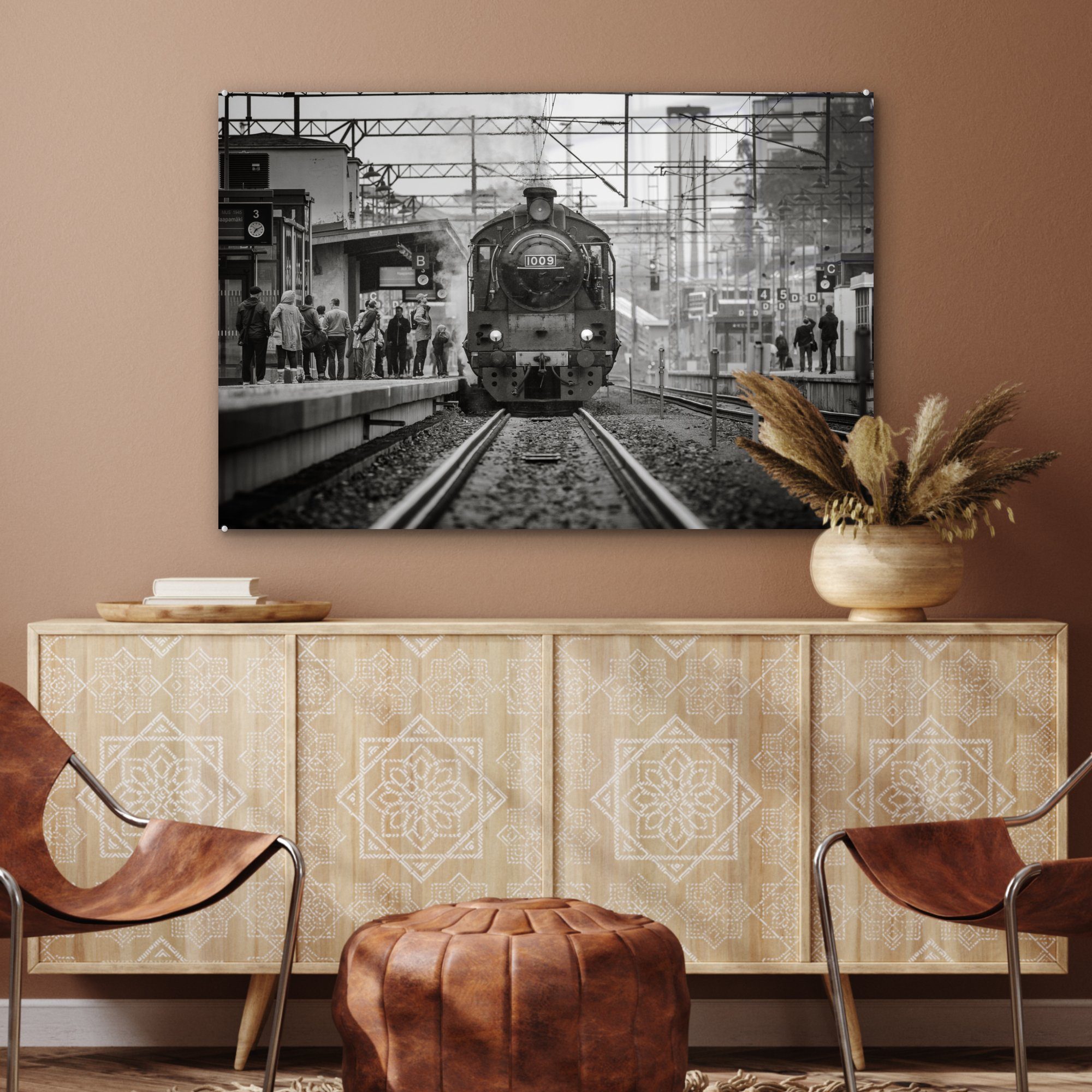MuchoWow eines St), Acrylglasbilder Wohnzimmer Dampfzuges & in Schlafzimmer Acrylglasbild einem Bahnhof, (1 Schwarz-Weiß-Fotografie
