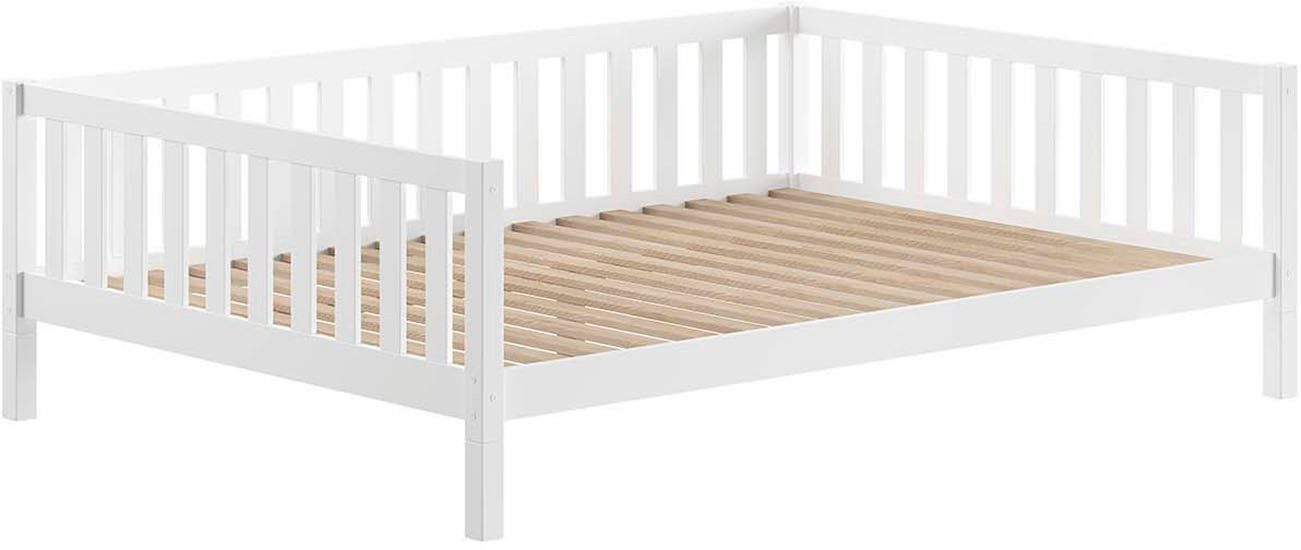 Vipack Kinderbett Dallas, massiv Bett, Rausfallschutz, umbaubar vom Boden- zum Daybett (inkl. Rolllattenrost und Sprossenumrandung, 90 oder 140x200 cm breit), stabil und standfest gebaut, wahlweise Kiefer massiv natur oder weiß