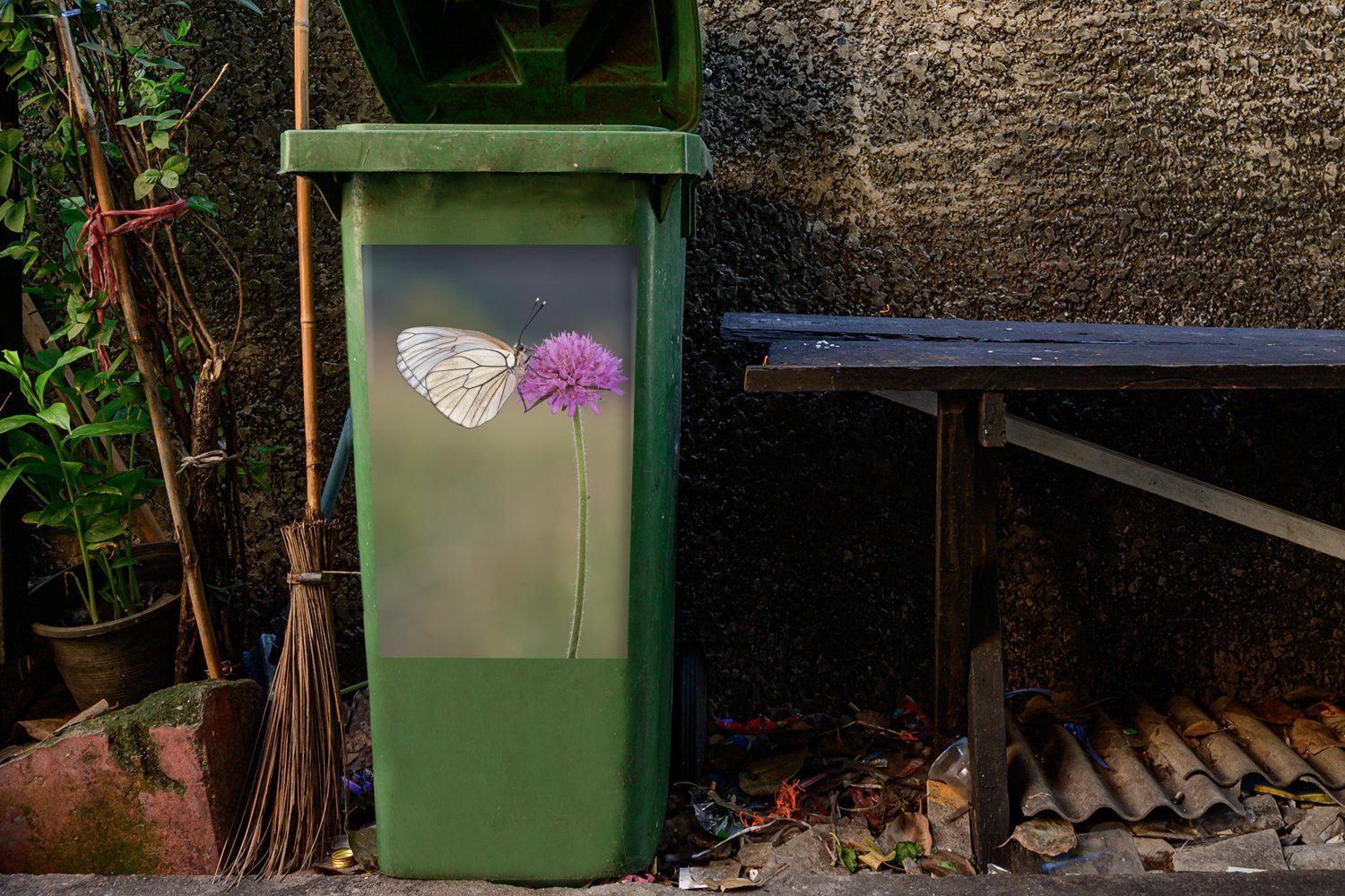 MuchoWow Wandsticker Schwarzgeäderter weißer Container, auf St), Distel Abfalbehälter Mülltonne, Schmetterling Sticker, einer Mülleimer-aufkleber, (1