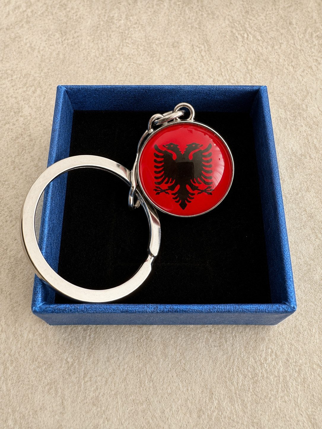 Stelby Schlüsselanhänger mit Gravur Albanien Flagge Schlüsselanhänger 3D mit Geschenkbox (Weihnachtsgeschenk, Geburtstagsgeschenk, Valentinstaggeschenk, Gravur mit Glow-Effekt), langlebig, pflegeleicht, unisex