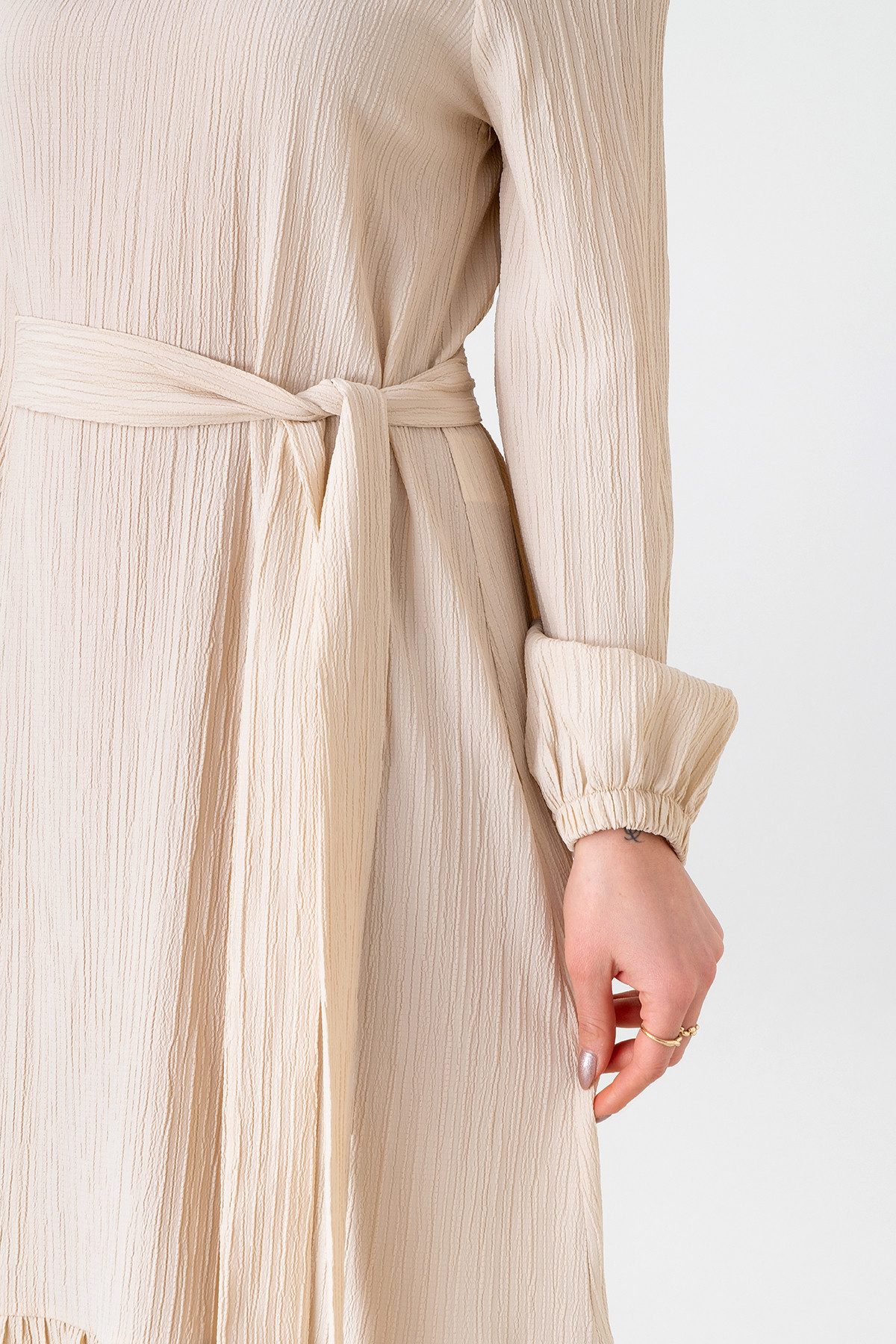 fashionshowcase Maxikleid Damen Crinkle Kleid mit Gürtel, Ballonärmel, 140 cm, Gr. 36–46 Mit Bindegürtel in Taille und dezentem Volant am Saum