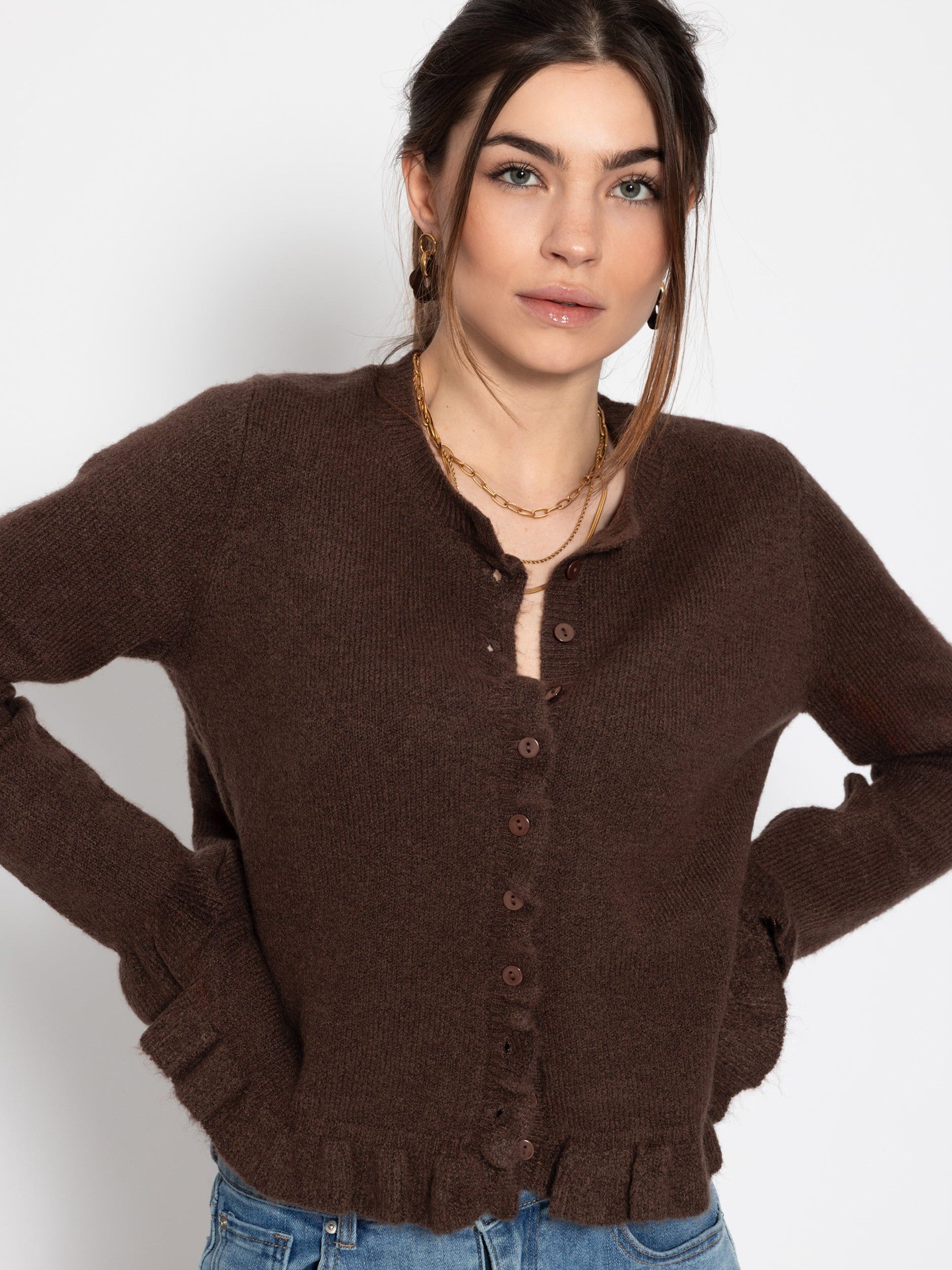 SASSYCLASSY Cardigan Elegante Strickjacke Damen mit Rüschendetails Femininer Cardigan mit Wollanteil Beige Hellgrün Schwarz Braun