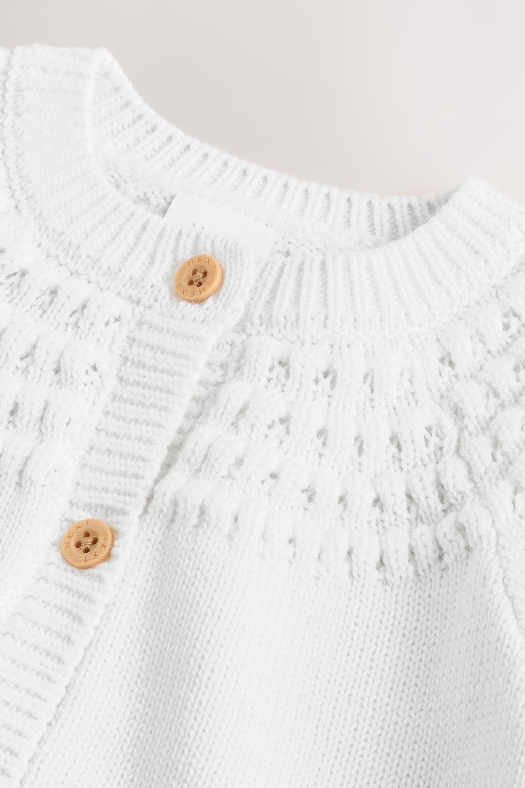 Next Strickjacke Baby Strickjacke mit Knopfleiste, Tasche und Herz (1-tlg)