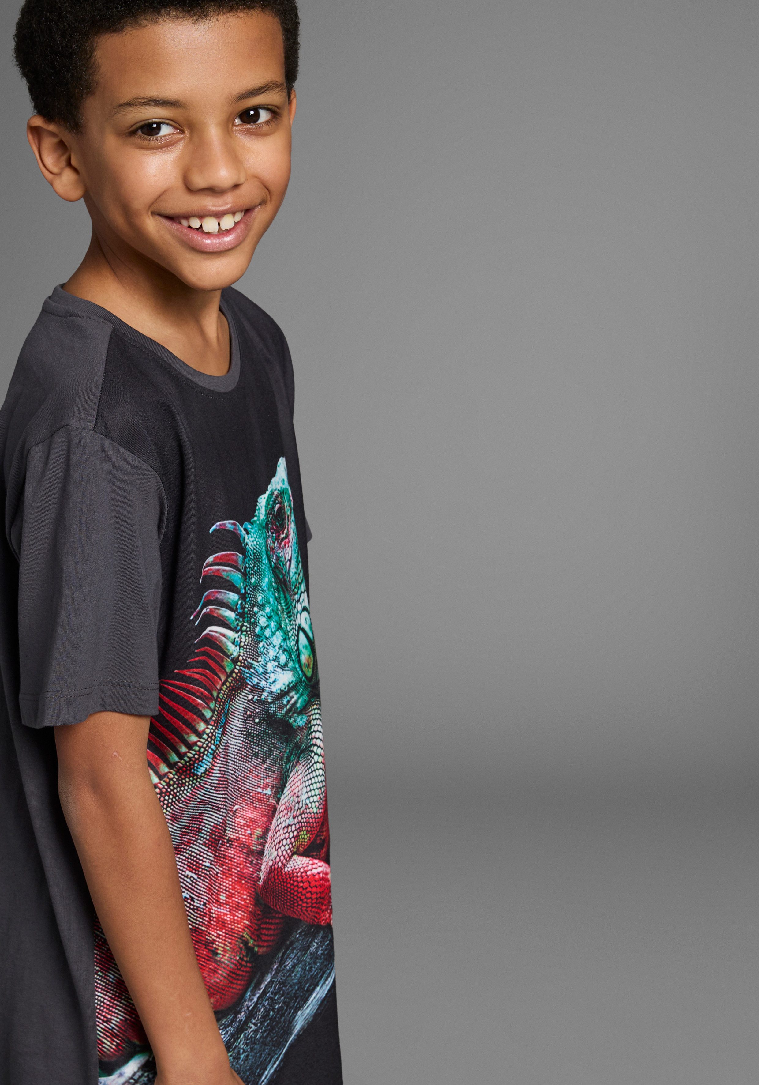 KIDSWORLD T-Shirt Fotoprint: LITTLE LIZARD Kurzarm, mit stylischem Leguan-Druck, Rundhalsausschnitt