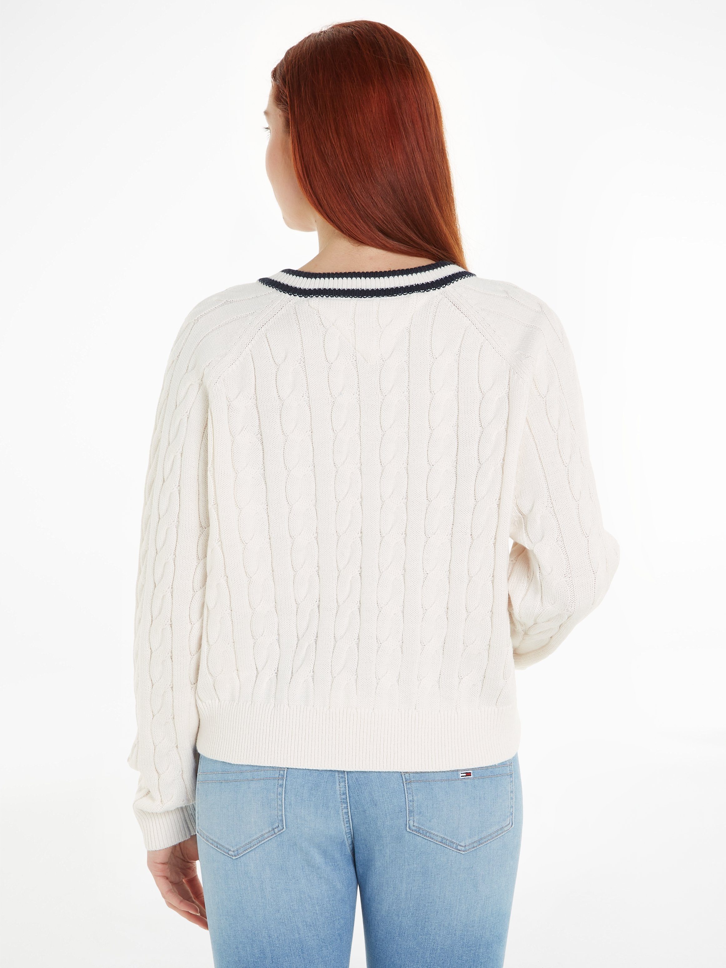 V-NECK Ancient_White SWEATER Logostickerei Jeans Tommy TJW CABLE mit V-Ausschnitt-Pullover