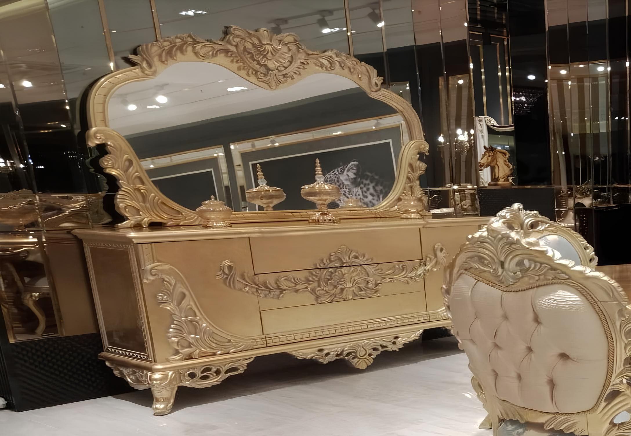 Xlmoebel Anrichte Luxus Kommode mit Spiegel und goldenen Akzenten, Made in Europa