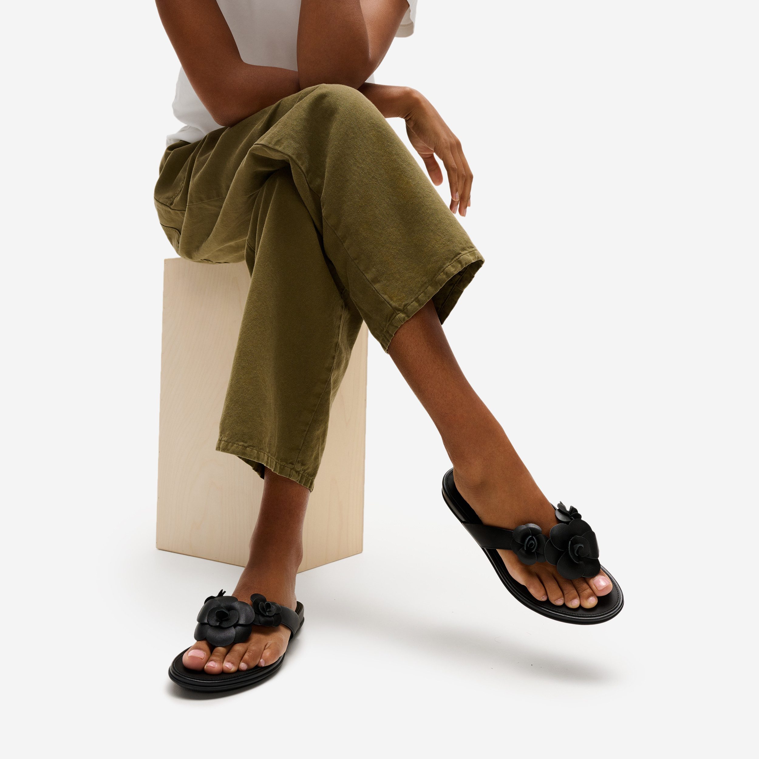Fitflop GRACIE FLOWER LEATHER FLIP-FLOPS Dianette Zehentrenner, Sommerschuh mit auffälliger Blüte