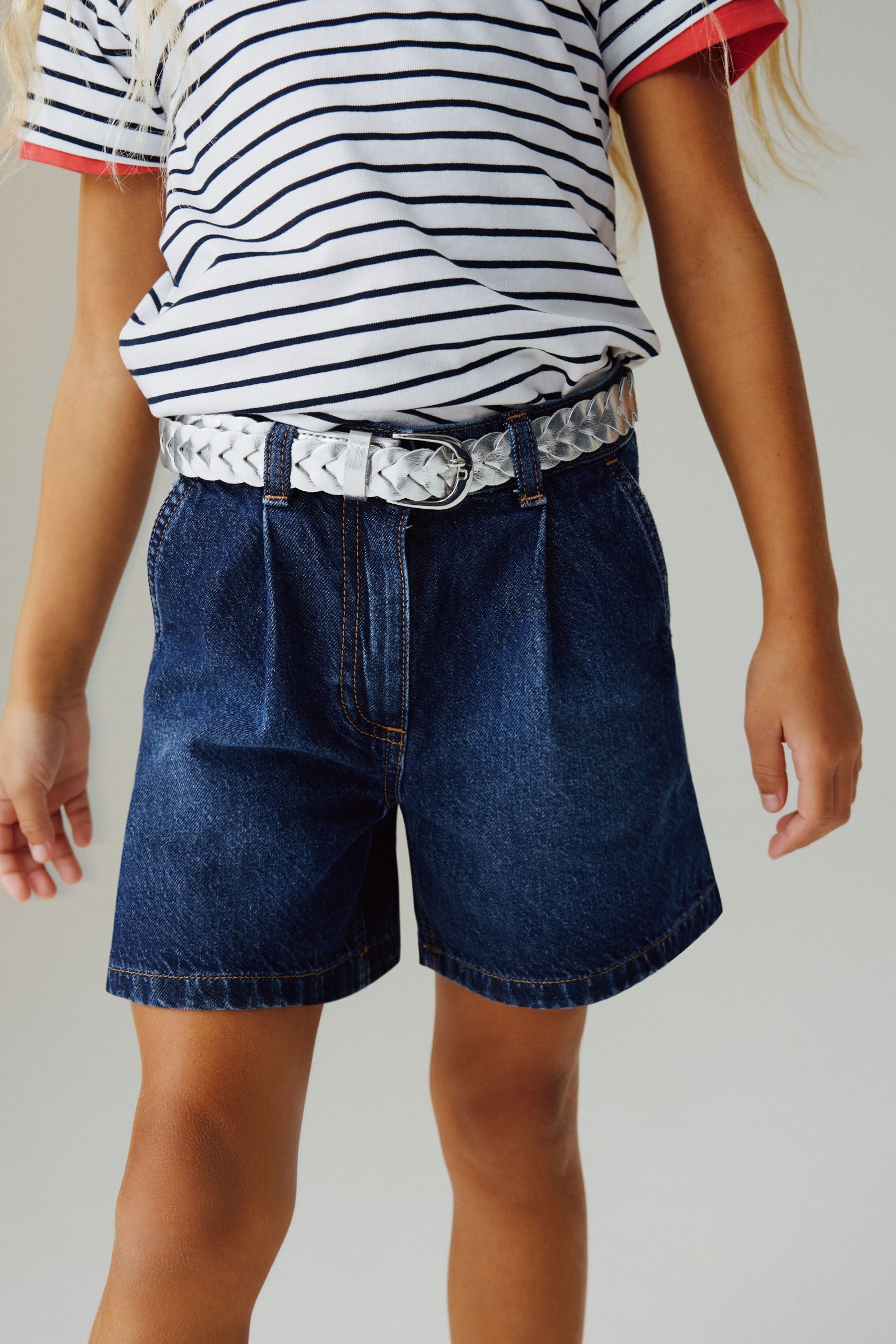 Next Jeansshorts Relaxed Fit Denim-Shorts mit Bundfalten (1-tlg)