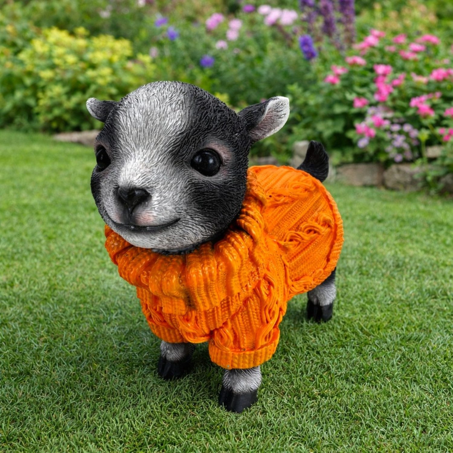 Online-Fuchs Gartenfigur süße Ziegen mit Pulli für außen - Deko Figuren Frühling, Sommer, (16 oder 24 cm groß), aus langlebigem Kunstharz gefertigt, wetterfest - 16 bis 24 cm groß