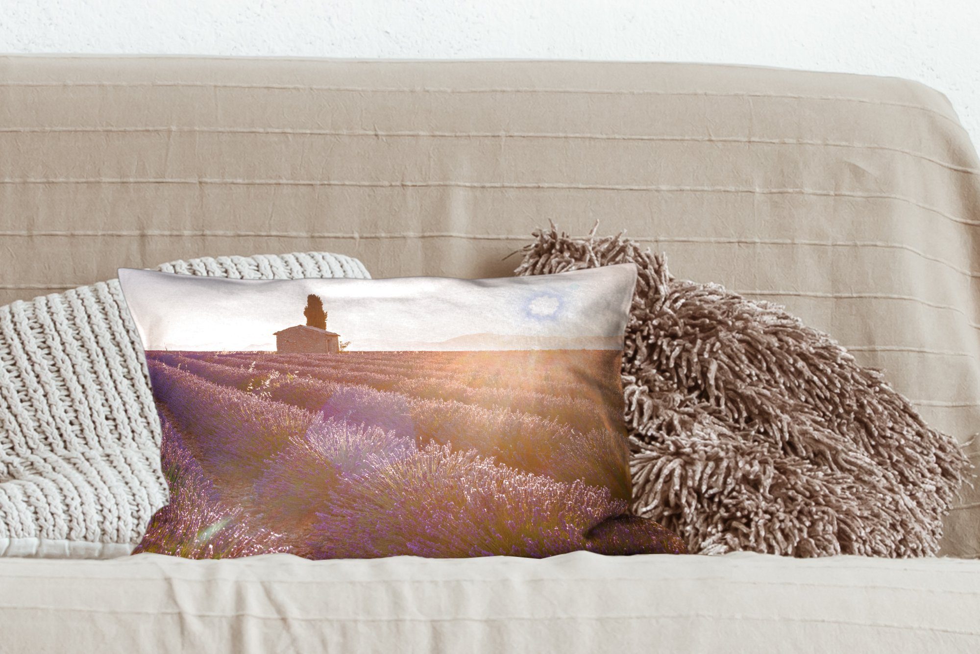 MuchoWow Dekokissen Sonnenaufgang über einem Wohzimmer Lavendelfeld, Dekokissen Füllung, Zierkissen, mit Schlafzimmer Dekoration