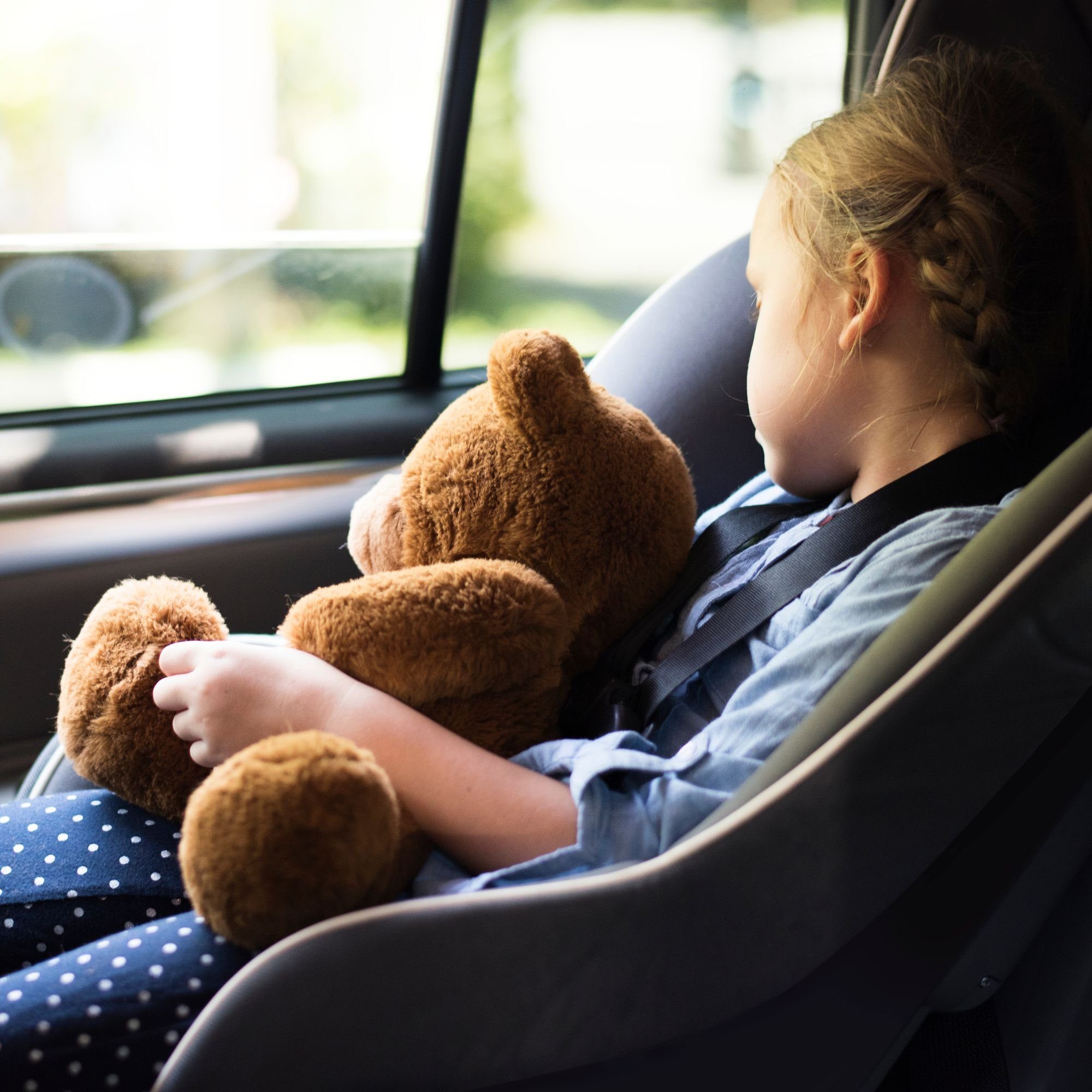 FableKids Autokindersitz Sitzerhöhung i-Size 76–150 cm, vorwärtsgerichtet, 3-Punkt-Gurt, ab: 15 Monaten, bis: 12 Jahre, Pflegeleicht: Bezug abnehmbar und waschb – Bild 2 von 5