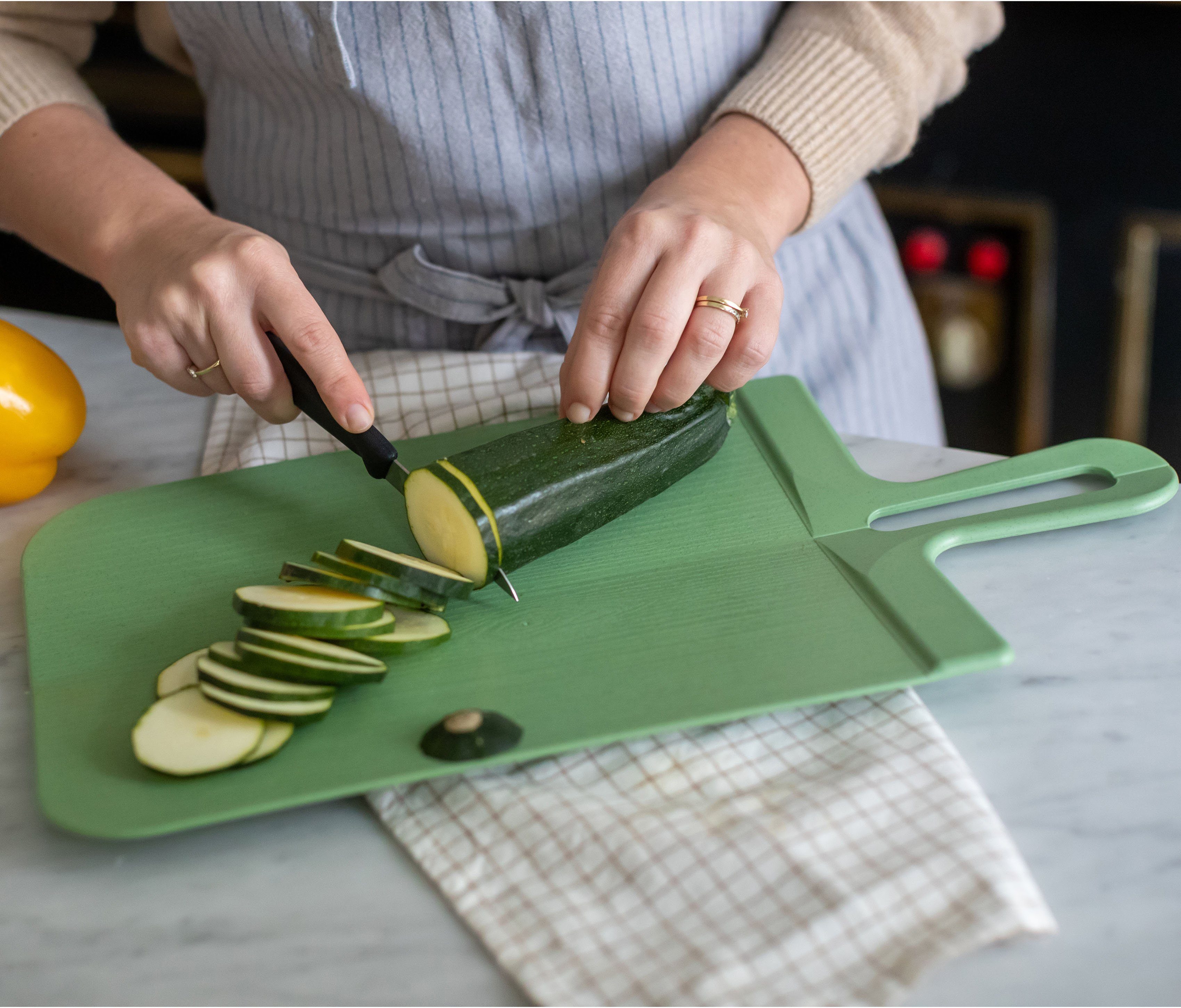 KOZIOL Schneidebrett SNAP L, Kunststoff, (1-St), biozirkulärem Kunststoff,spülmaschinengeeignet,melaminfrei,recycelbar