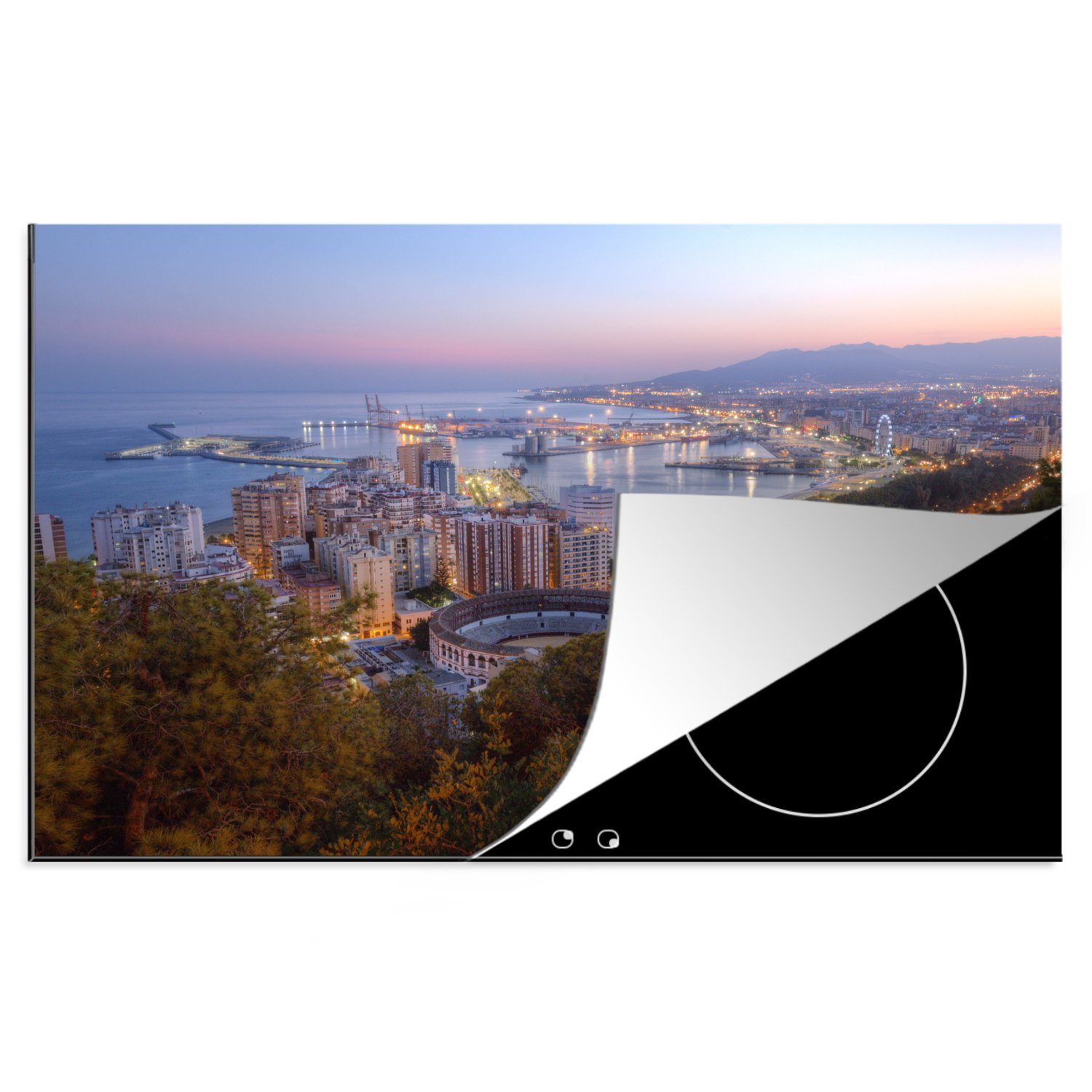 MuchoWow Herdblende-/Abdeckplatte Dämmerungsfoto der Skyline von Málaga und des beleuchteten spanischen, Vinyl, (1 tlg), 81x52 cm, Induktionskochfeld Schutz für die küche, Ceranfeldabdeckung