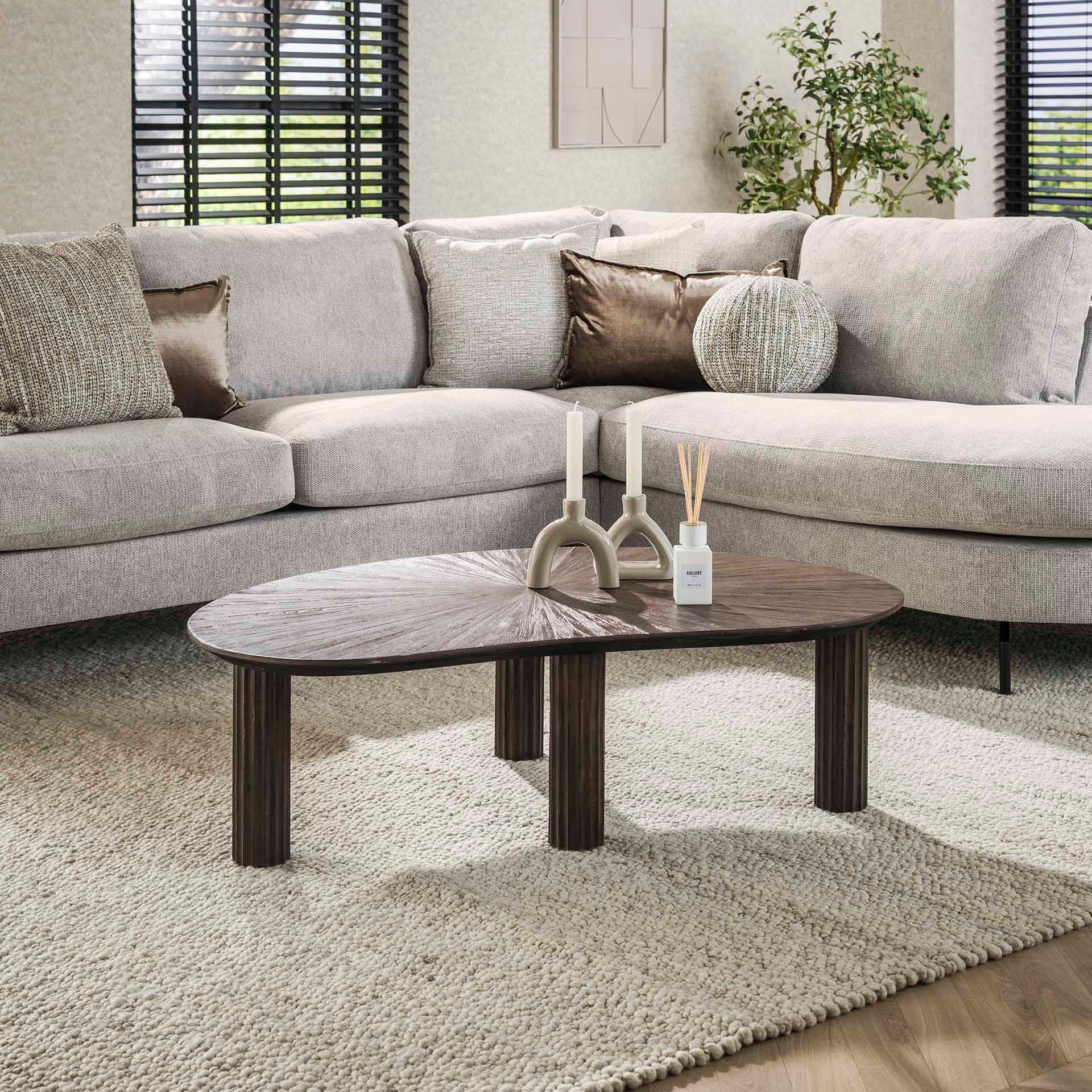 Maison ESTO Couchtisch MOJO nierenförmig aus Teakholz, dunkelbraun Wohnzimmertisch 110x68, Design-Tisch mit organischer Form