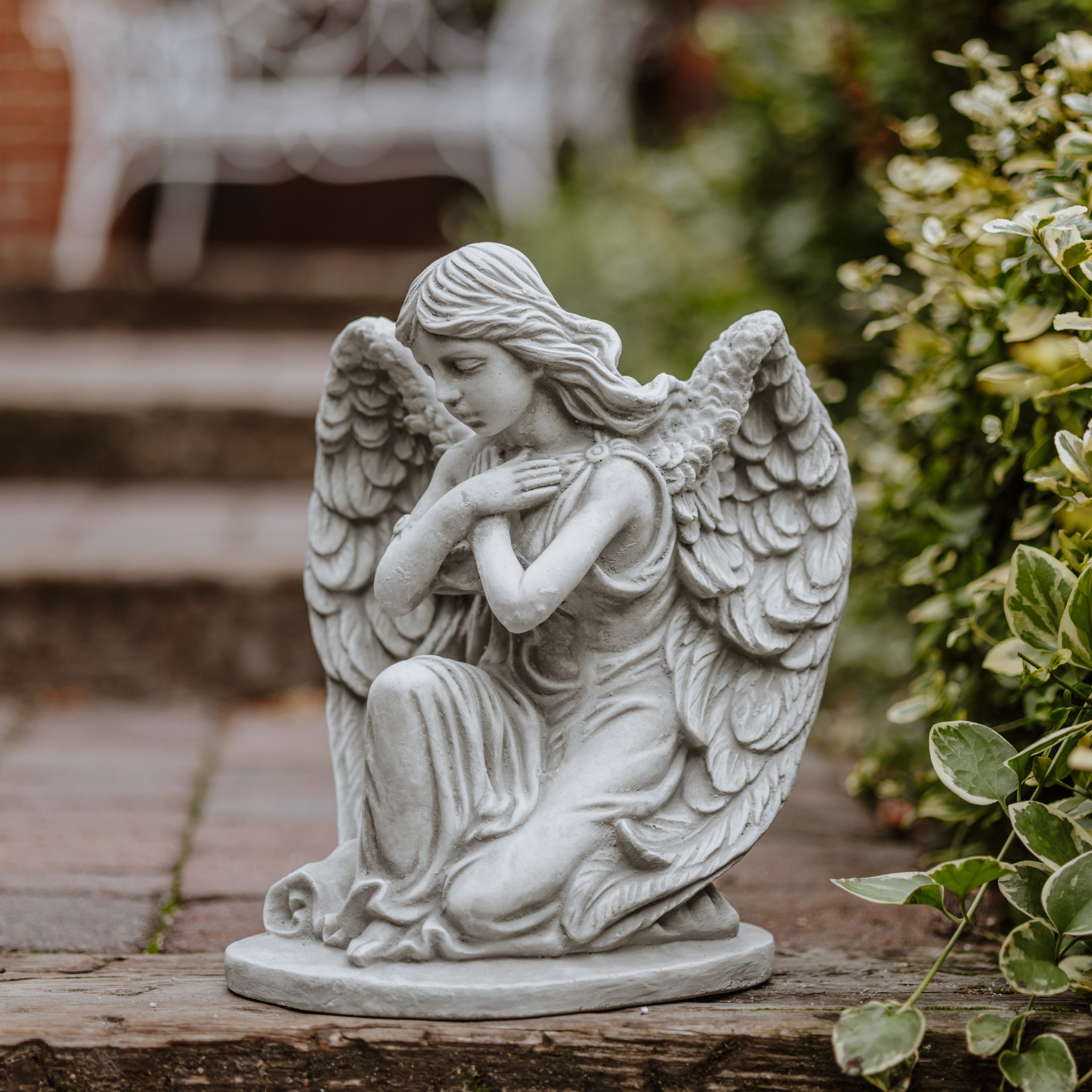 gartendekoparadies.de Gartenfigur Sitzender Engel mit gekreuzten Armen, Steinfigur H. 36 cm, 12 kg, Frostsicher