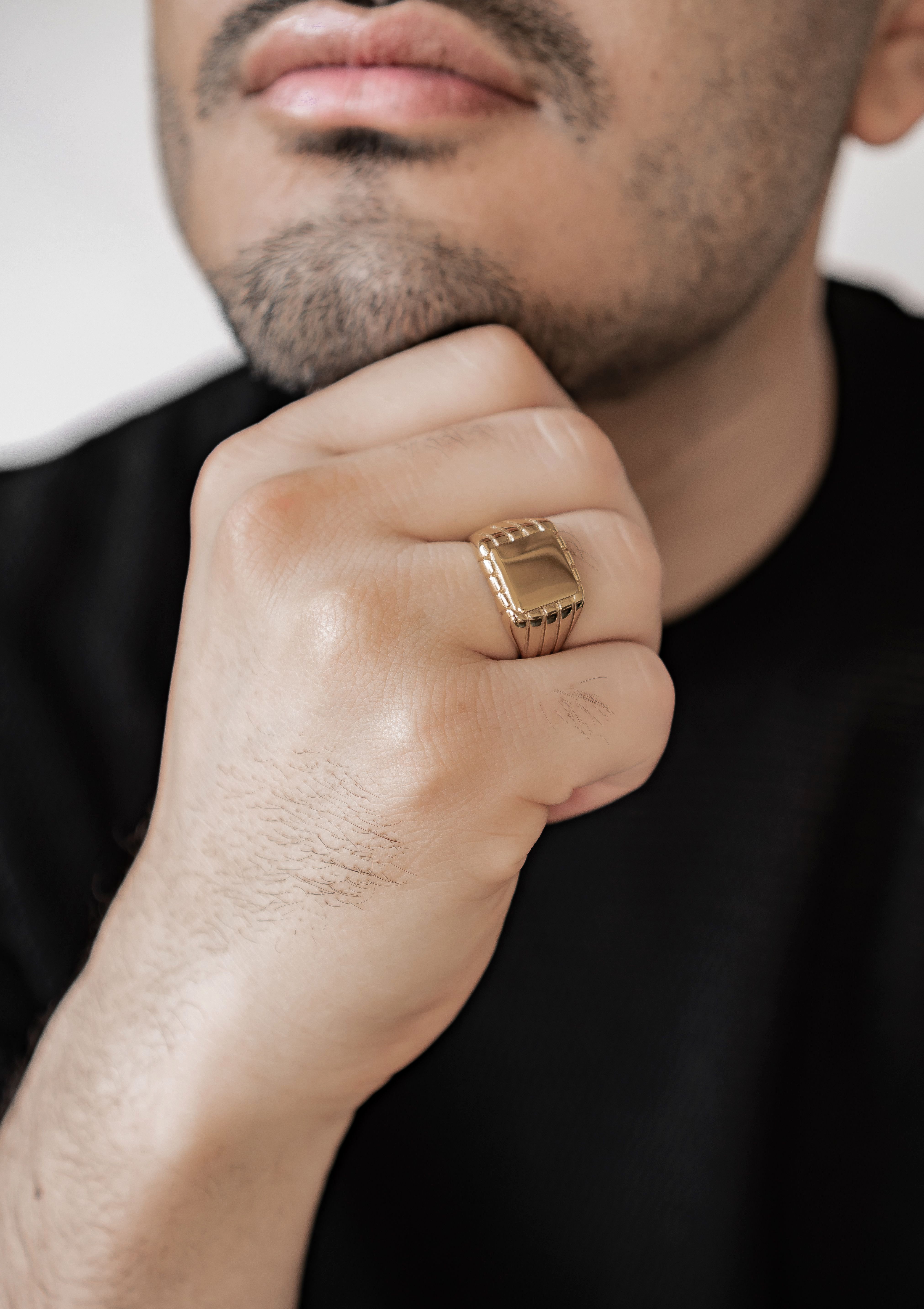 Hey Happiness Siegelring Rechteck mit Gravur, Herrenring aus Edelstahl, 18K Vergoldeter Männer Geo Ring, Geschenkidee