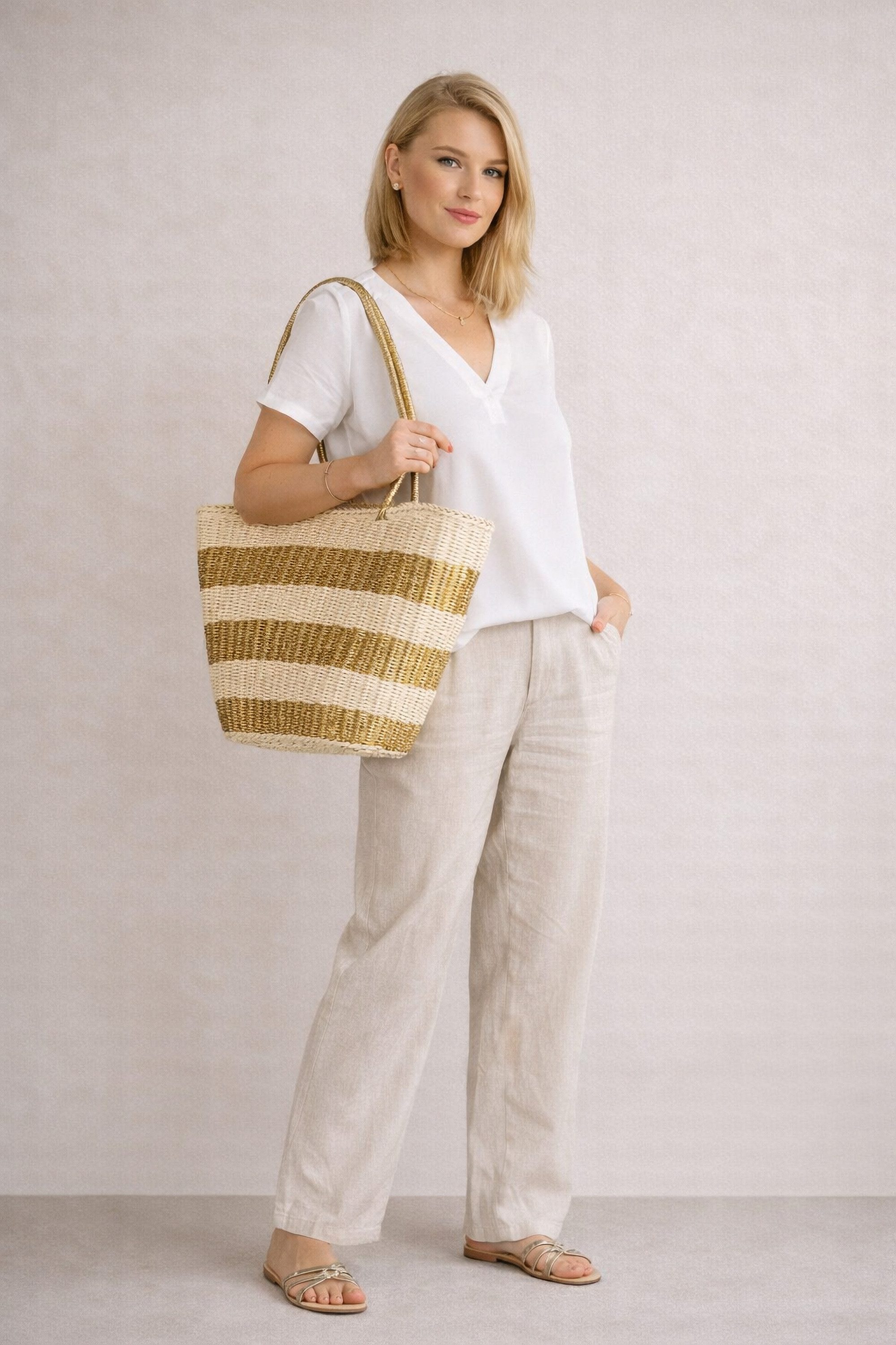 COLLEZIONE ALESSANDRO Schultertasche Aurel, mit goldenen Akzenten und XXL-Henkel