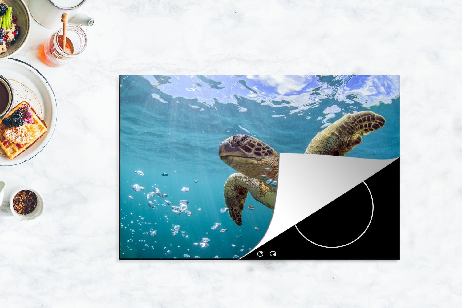 von Meeresschildkröte Ceranfeldabdeckung tlg), Eine für umgeben Herdblende-/Abdeckplatte Vinyl, küche, (1 Induktionskochfeld die 81x52 Blasen, cm, MuchoWow Schutz