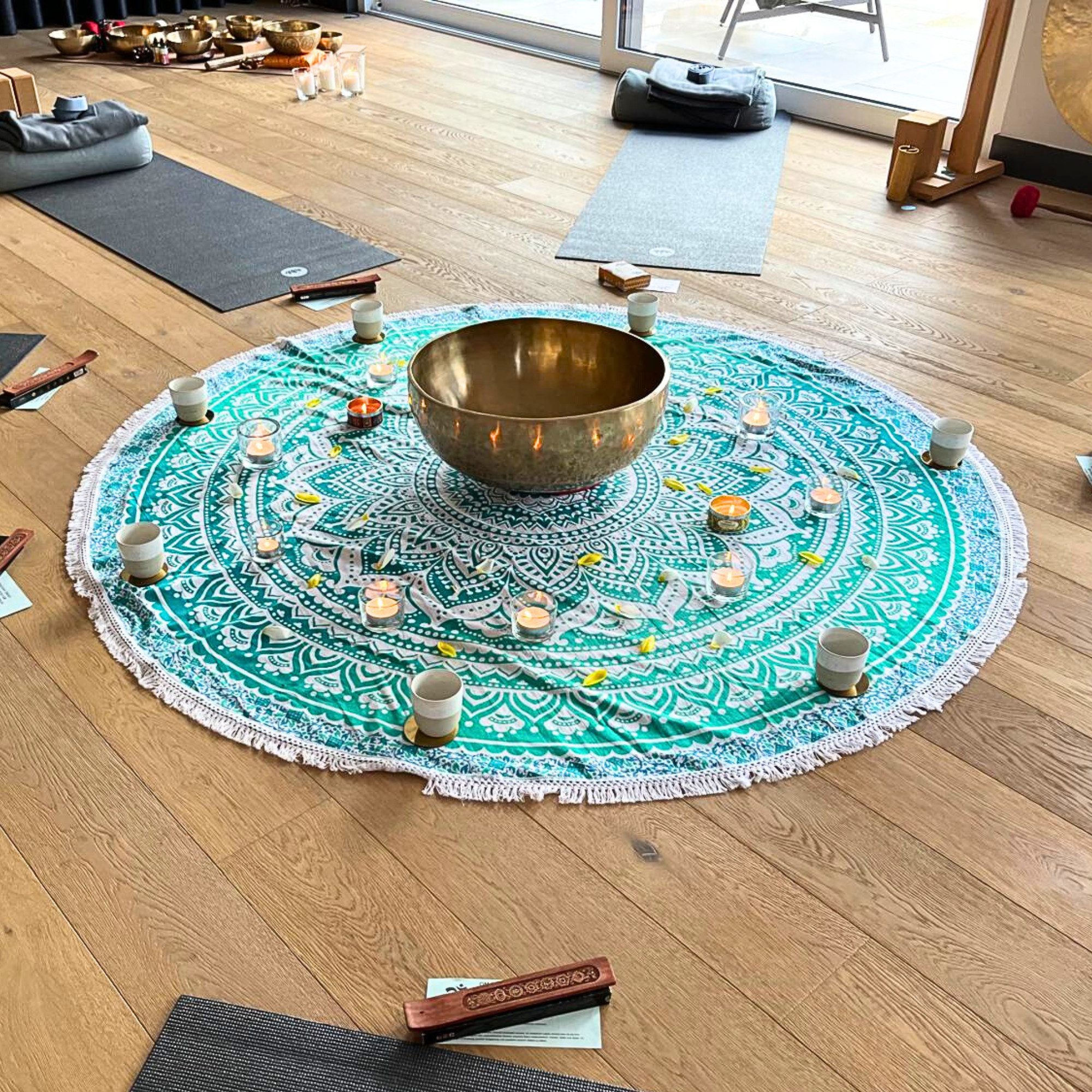 Picknickdecke Strandtuch Ombre Mandala boho Style Ø 185 cm, Karmandala, Weiches Strandtuch für unterwegs. Schön, praktisch, vielseitigq – Bild 5 von 5
