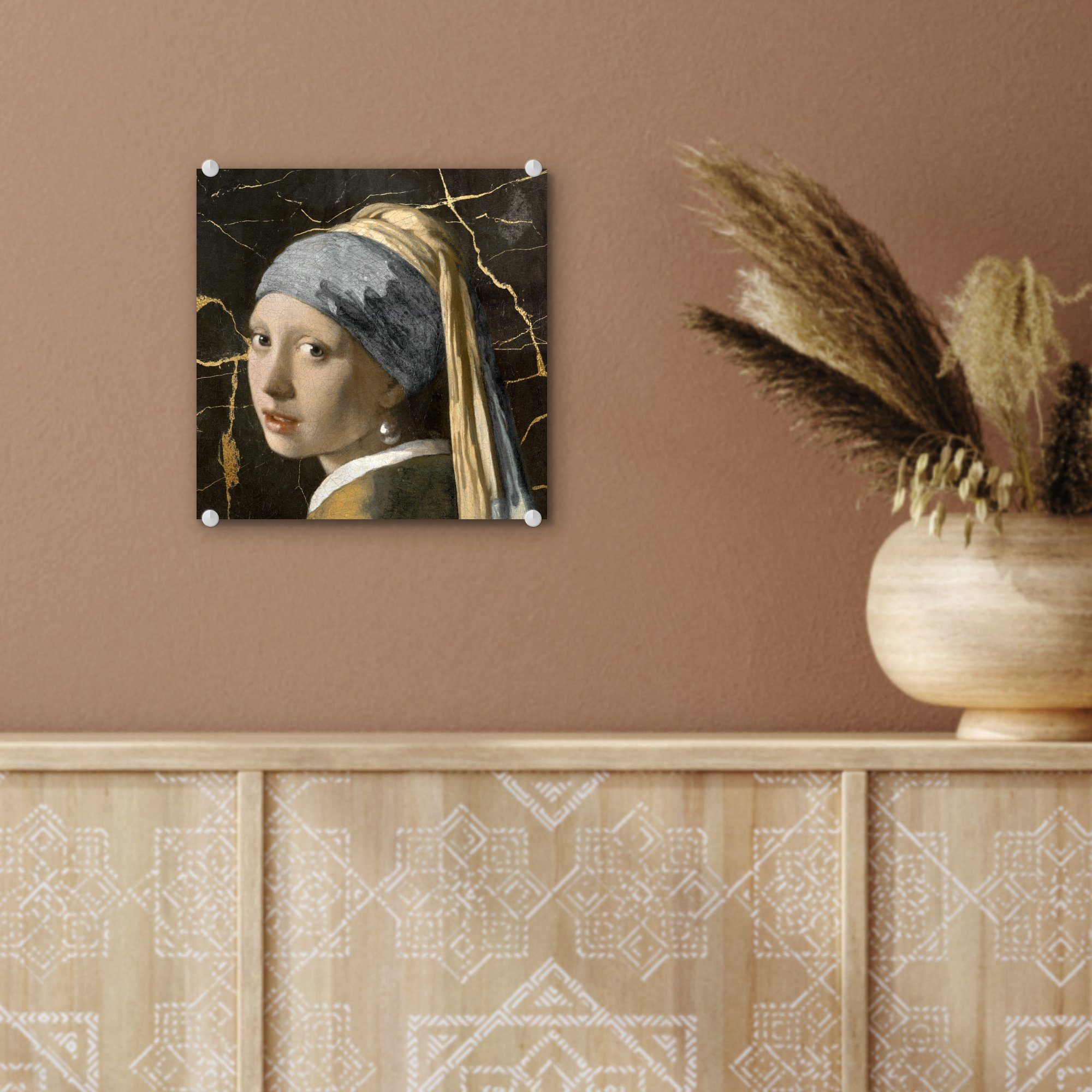 MuchoWow Acrylglasbild Mädchen mit Glas Foto auf - (1 Schwarz, Perlenohrring - Wandbild Glas - Gold Wanddekoration - - auf Glasbilder Bilder St)