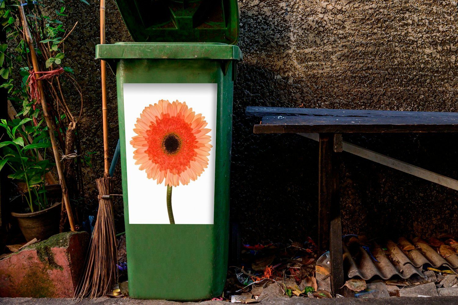 Nahaufnahme Wandsticker einer Mülltonne, Sticker, MuchoWow (1 St), Gebera-Blüte Abfalbehälter Container, orangefarbenen Mülleimer-aufkleber,