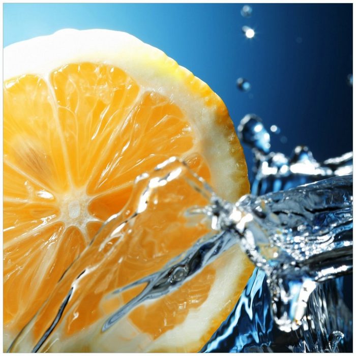 Wallario Möbelfolie Orange in spritzigem Wasser vor blauem Hintergrund