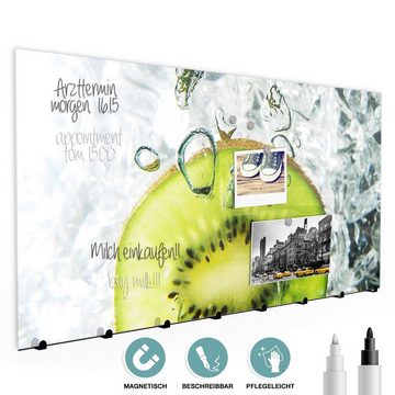 Primedeco Garderobenpaneel Magnetwand und Memoboard aus Glas Kiwischeibe im Wasser