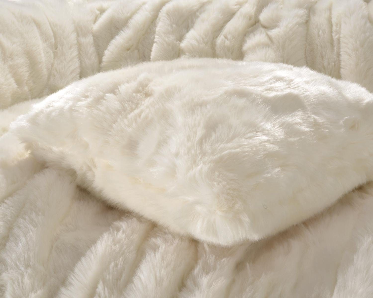 Wohnen und Accessoires GmbH & Co. KG Fellkissen Fellkissen (Kunstfell) "Kaninchen creme-weiß" Premium superfein, Felloptik
