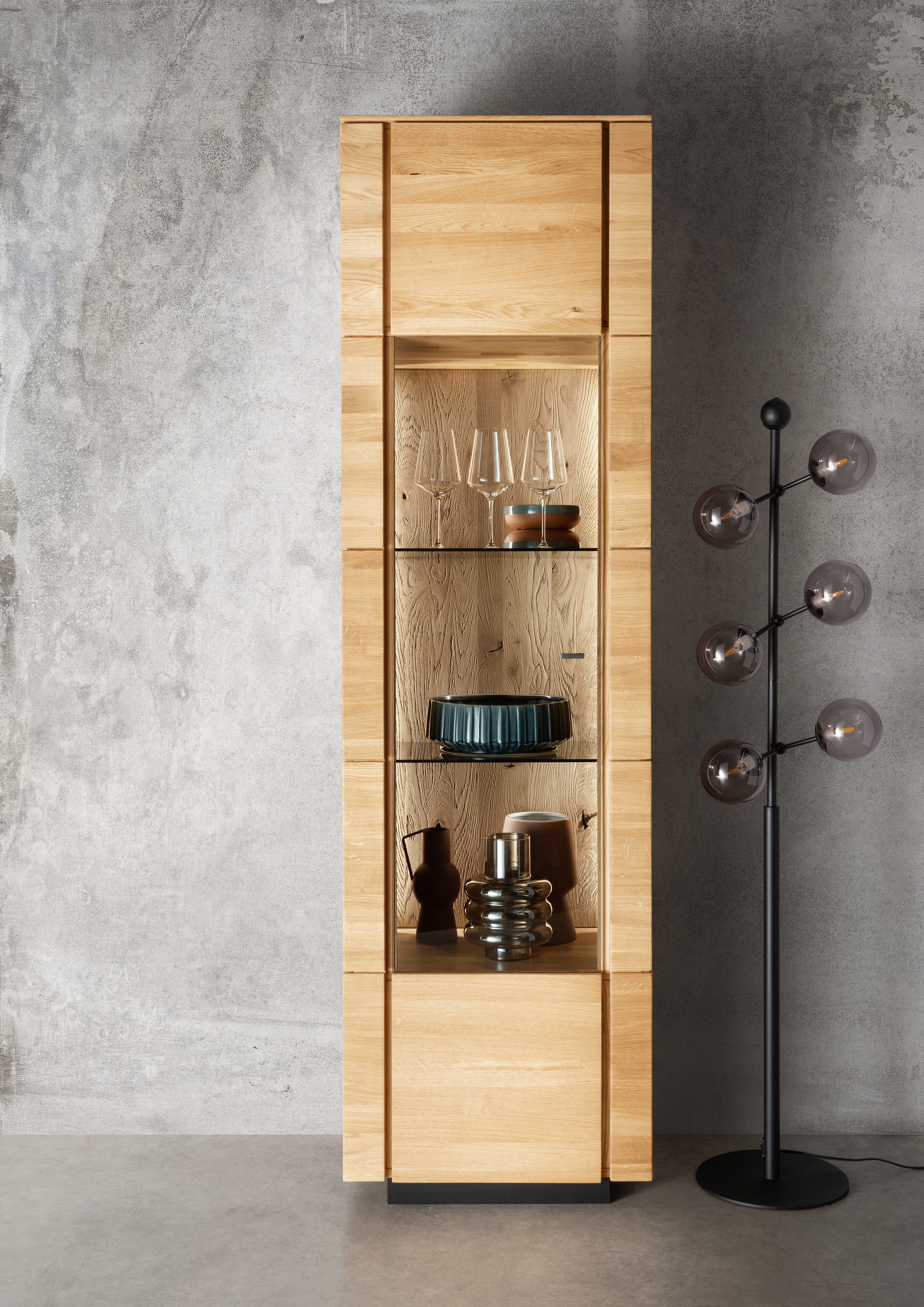 Woodroom Standvitrine Zwettl (Wildeiche massiv geölt) Wohnzimmerschrank, Schrank mit Glastür