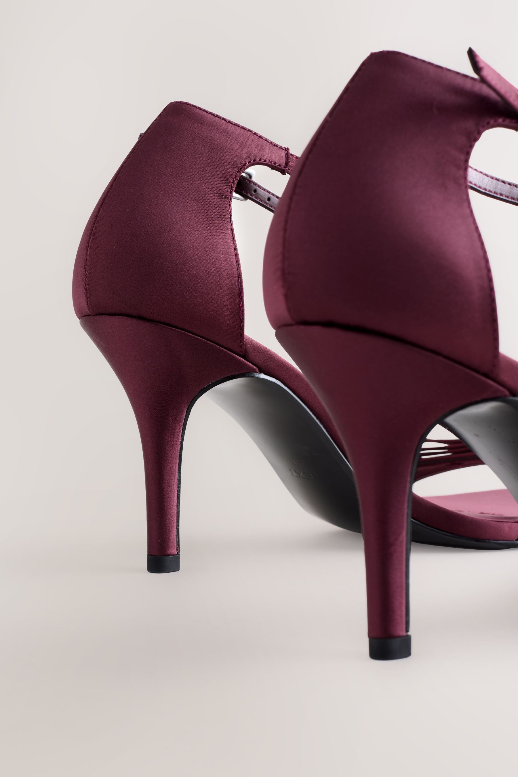 Next Forever Comfort® Mini Satin-Sandaletten, Schleife High-Heel-Sandalette (1-tlg)