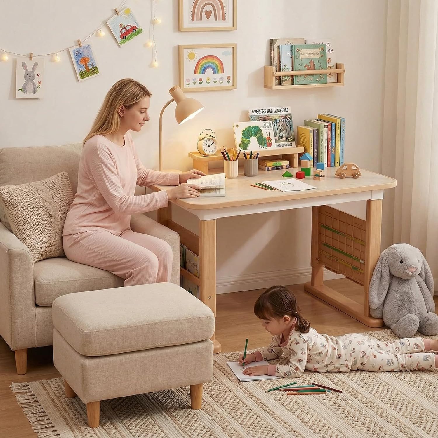 TLGREEN Kinderschreibtisch mit Stuhl Set Höhenverstellbarer (Kinderaußenhocker innen/außen nutzbar, Graffiti-Tisch 3-12 Jahre, mit Seiten-Bücherregal & Ablagekasten), Stabiler Kinderlernplatz für Kinderzimmer/Garten/Arbeitszimmer