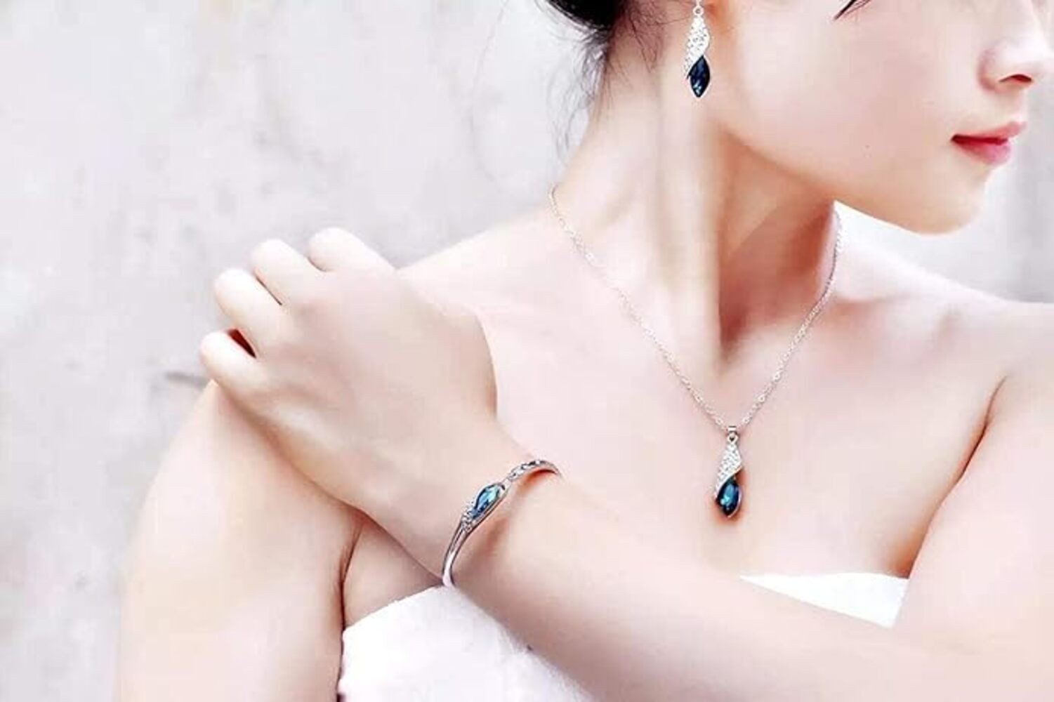 YouBella Schmuckset Crystal Stylish Halskette Schmuck Set Für Frauen & Mädchen (Set, Modischer Kunstschmuck, Langlebige Ausführung), Mit Ohrringen und Armband,  – Bild 3 von 5