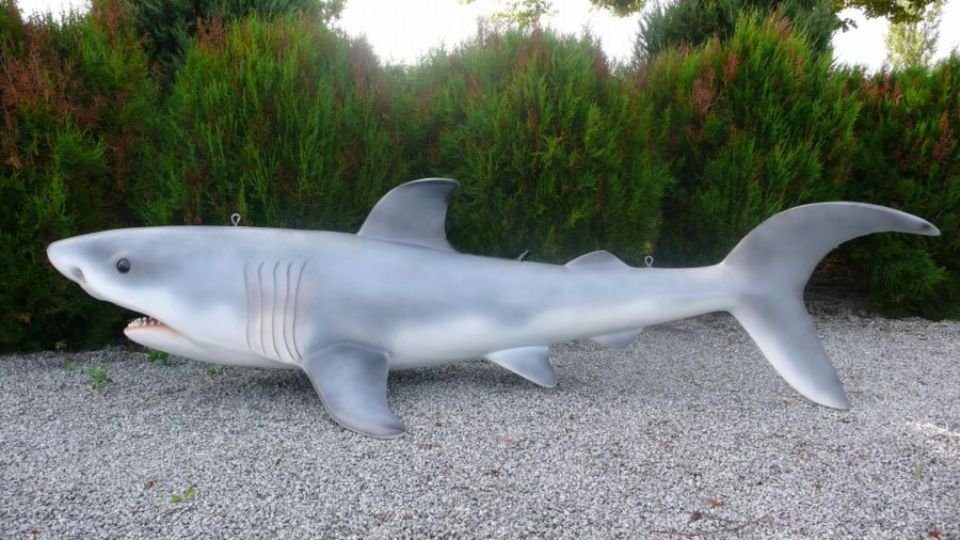 JVmoebel Skulptur Handgefertigte Hai Figur aus wetterfestem Material für den Garten, Made in Europa
