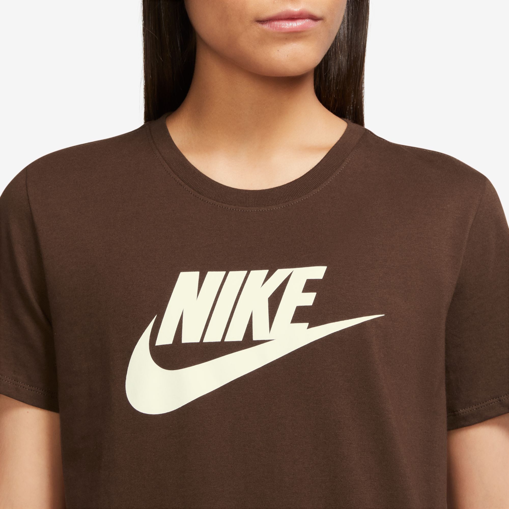 Nike Sportswear T-Shirt Nike Sportswear Essentials Women's Logo T-Shirt kürzerer Body, leicht abgerundeter Saum, Rundhalsausschnitt, Kurzarm