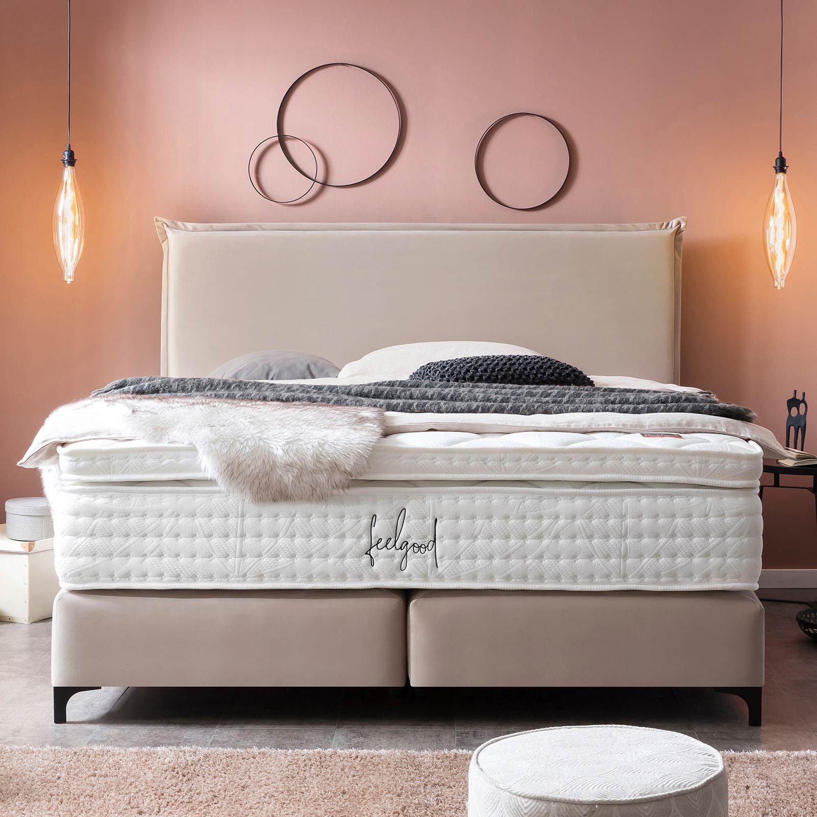 BettCo Boxspringbett London (in Creme Velours, 140 x 200 cm), Kopfteil mit Biese,Topper optional, Metallfüße