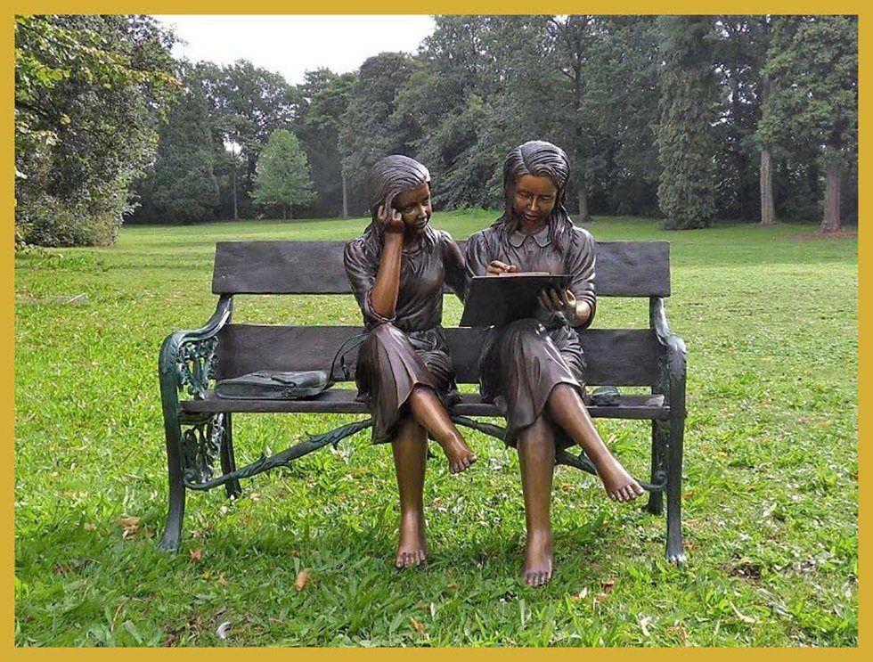 IDYL Gartenfigur IDYL Bronze-Skulptur Zwei Mädchen auf einer Bank, Die Modelle werden in Bronze gegossen und von Hand patiniert.