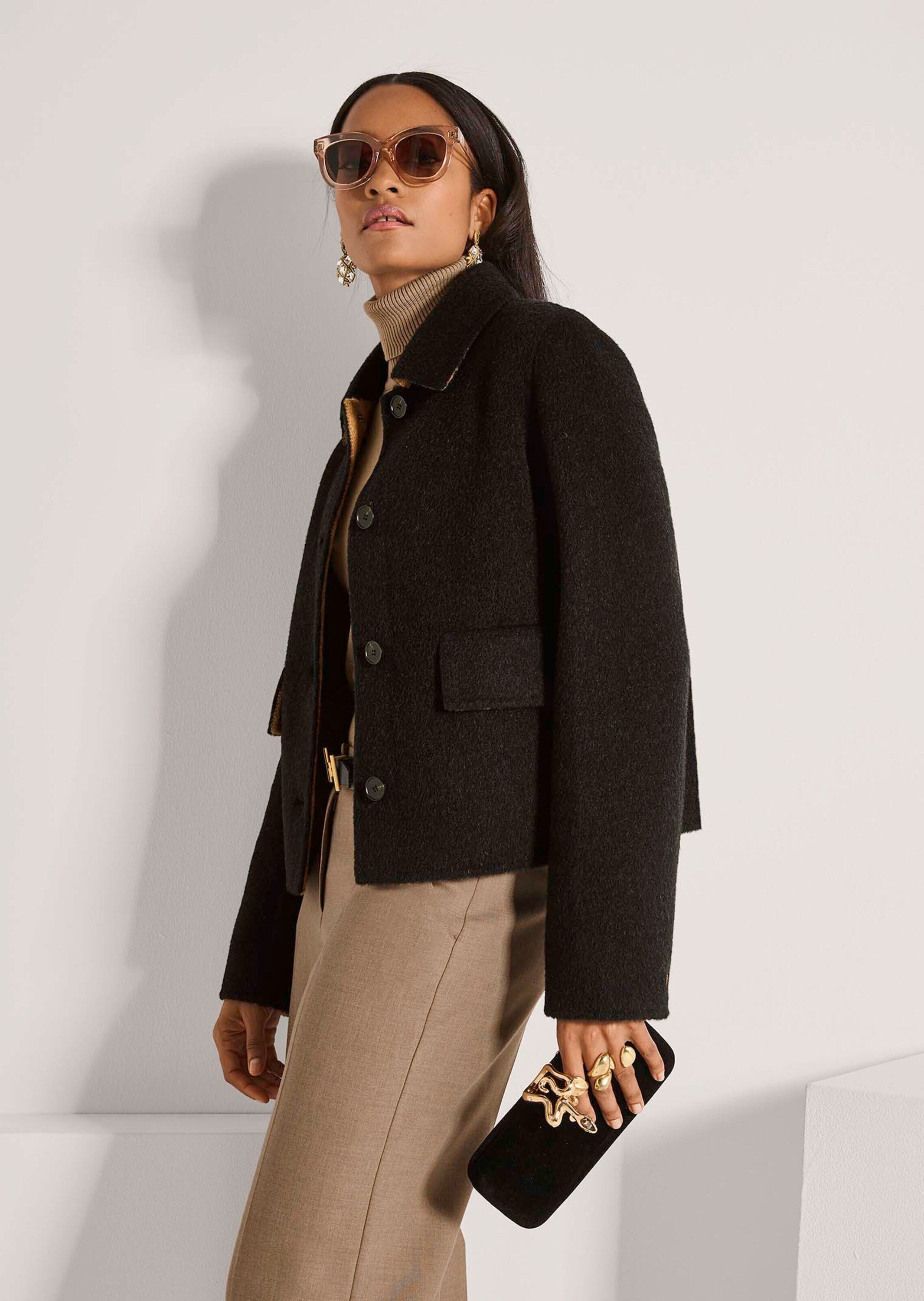 MADELEINE Outdoorjacke Doubleface-Jacke in kastiger Form Lässiger Einreiher mit klassischem Hemdkragen