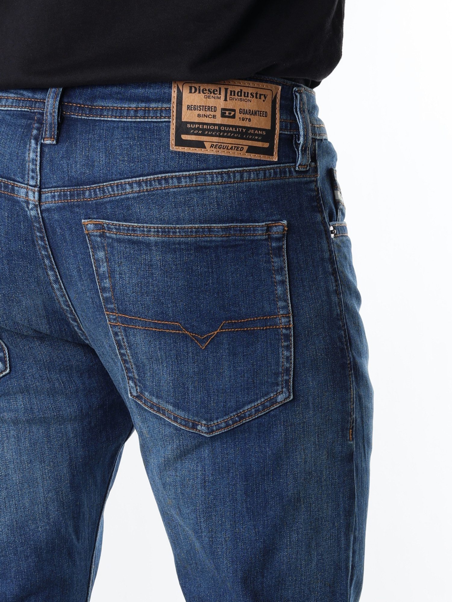 Diesel Tapered-fit-Jeans Regular Fit, niedrige Leibhöhe - BUSTER-X - Länge:32 Leichter Denim, mittlerer bis hoher Stretch – Bild 4 von 4