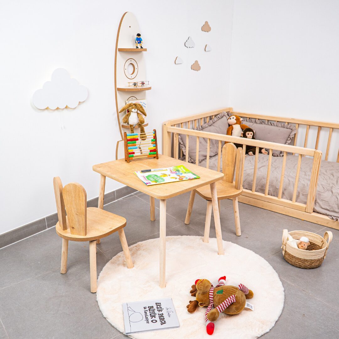 COZYCOLLECTIONS Kindersitzgruppe Kindertisch-Set mit Tiermotiv-Stühlen aus Naturholz, (Kindertisch-Set, 3-tlg., 3-teilig (1 Tisch + 2 Stühle), Montessori-Design: fördert Selbstständigkeit, Ordnung & Kreativität