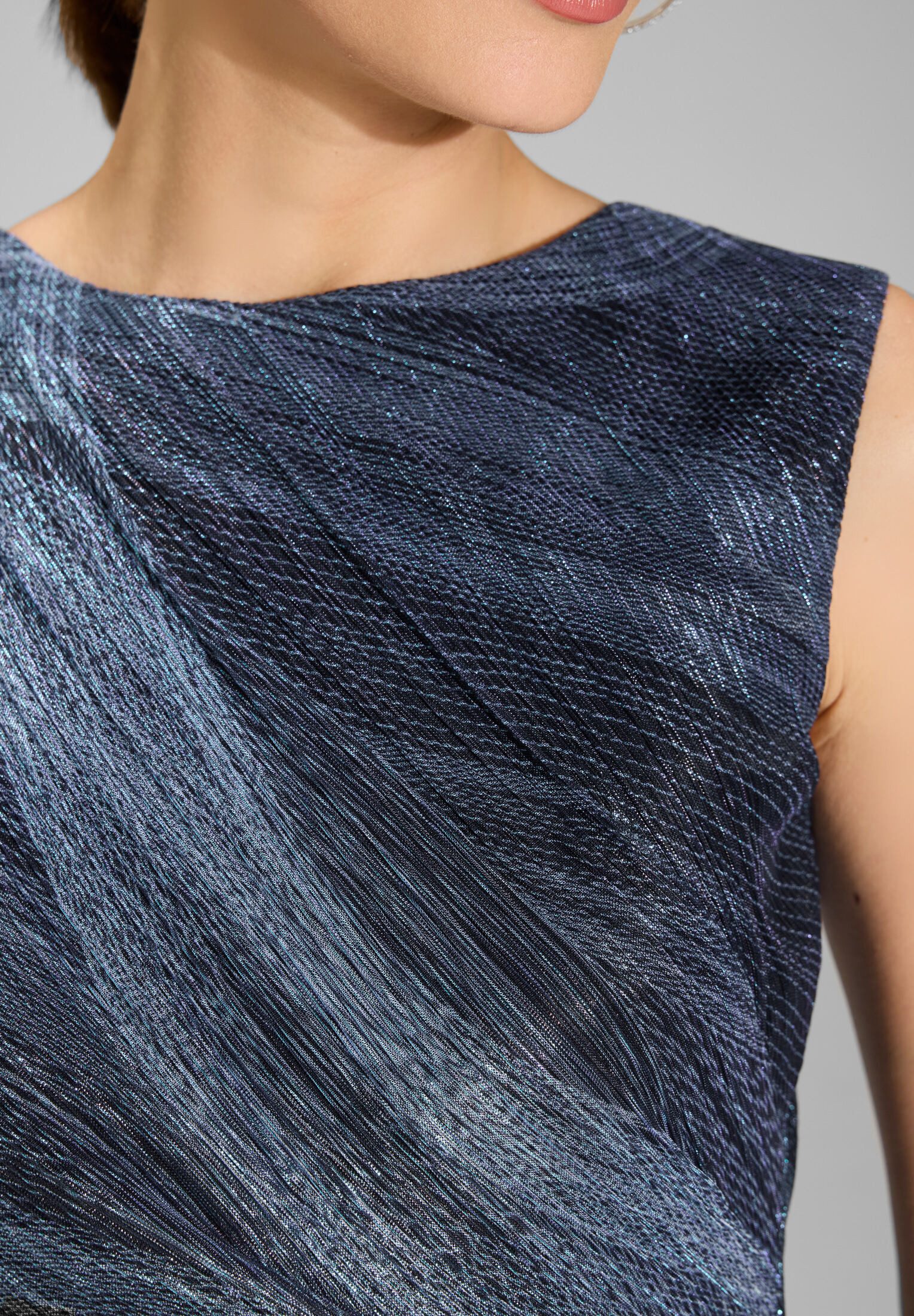 SWING Cocktailkleid - Plissiertes Kleid mit Metallicfäden Taillierter Schnitt mit ausgestelltem Rockteil – Bild 4 von 5